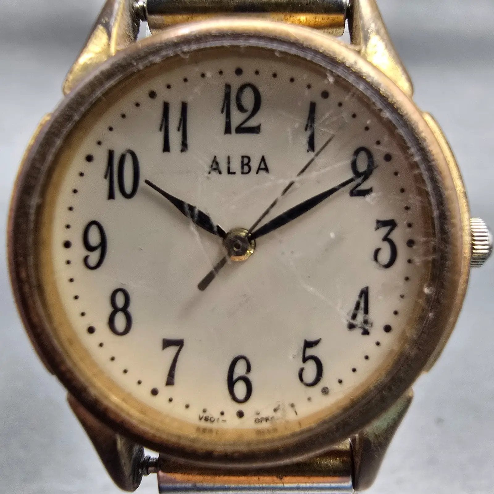 Seiko Alba Watch Women 25mm Ivory Dial Gold Tone Round V501-0ET0 New Battery VTG1
