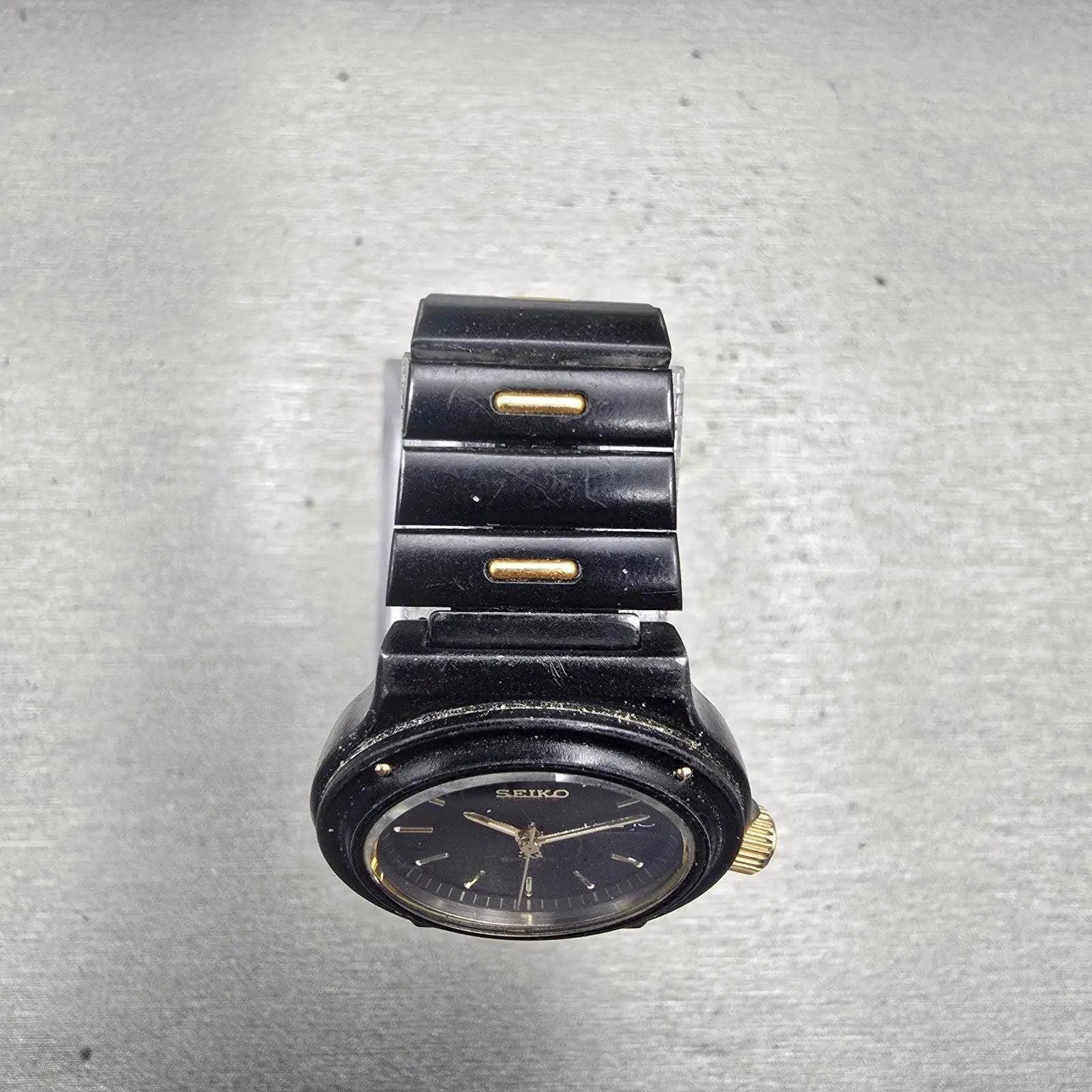 Seiko SQ Sports 100 Watch Women 26mm Black Dial Black & Gold Tone Daydate NewBat4