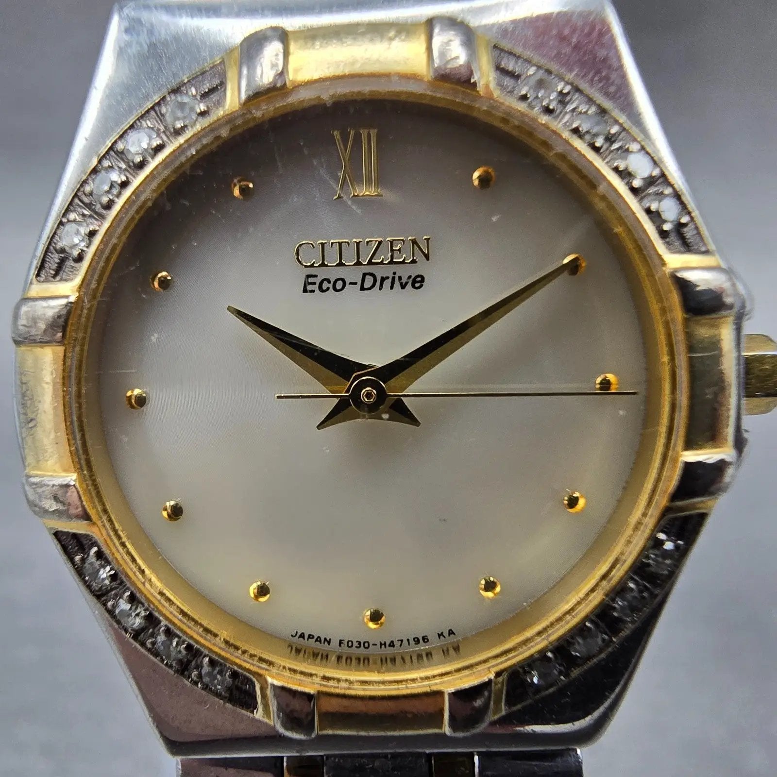 Citizen Eco-Drive Watch Women 25mm White Dial Two Tone Round E030-H26647 Runs HQ1