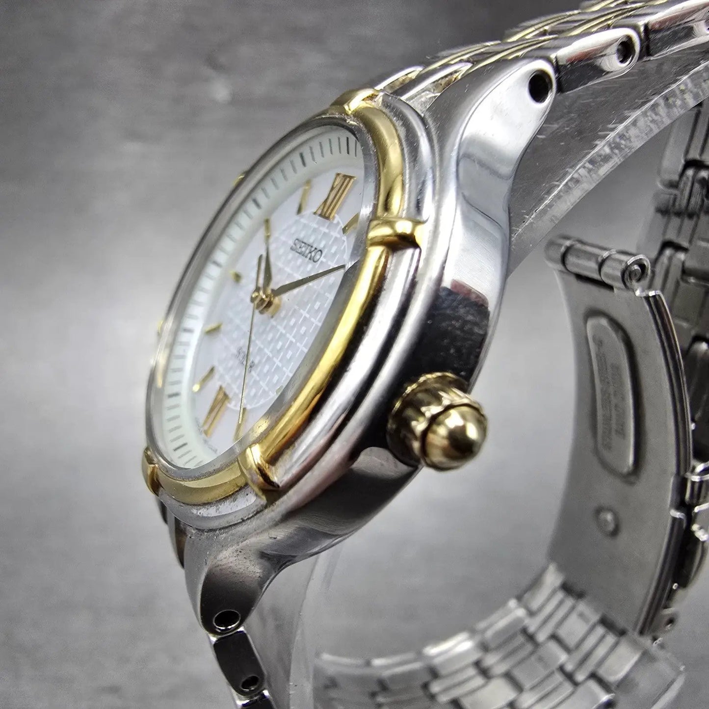 Seiko Solar Watch Women 28mm White Dial Two Tone Date Round V187-0AA0 Runs2