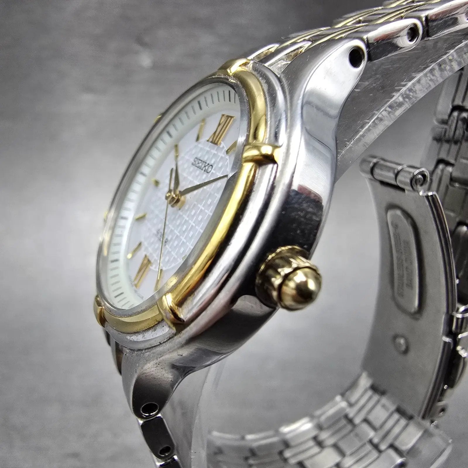 Seiko Solar Watch Women 28mm White Dial Two Tone Date Round V187-0AA0 Runs2
