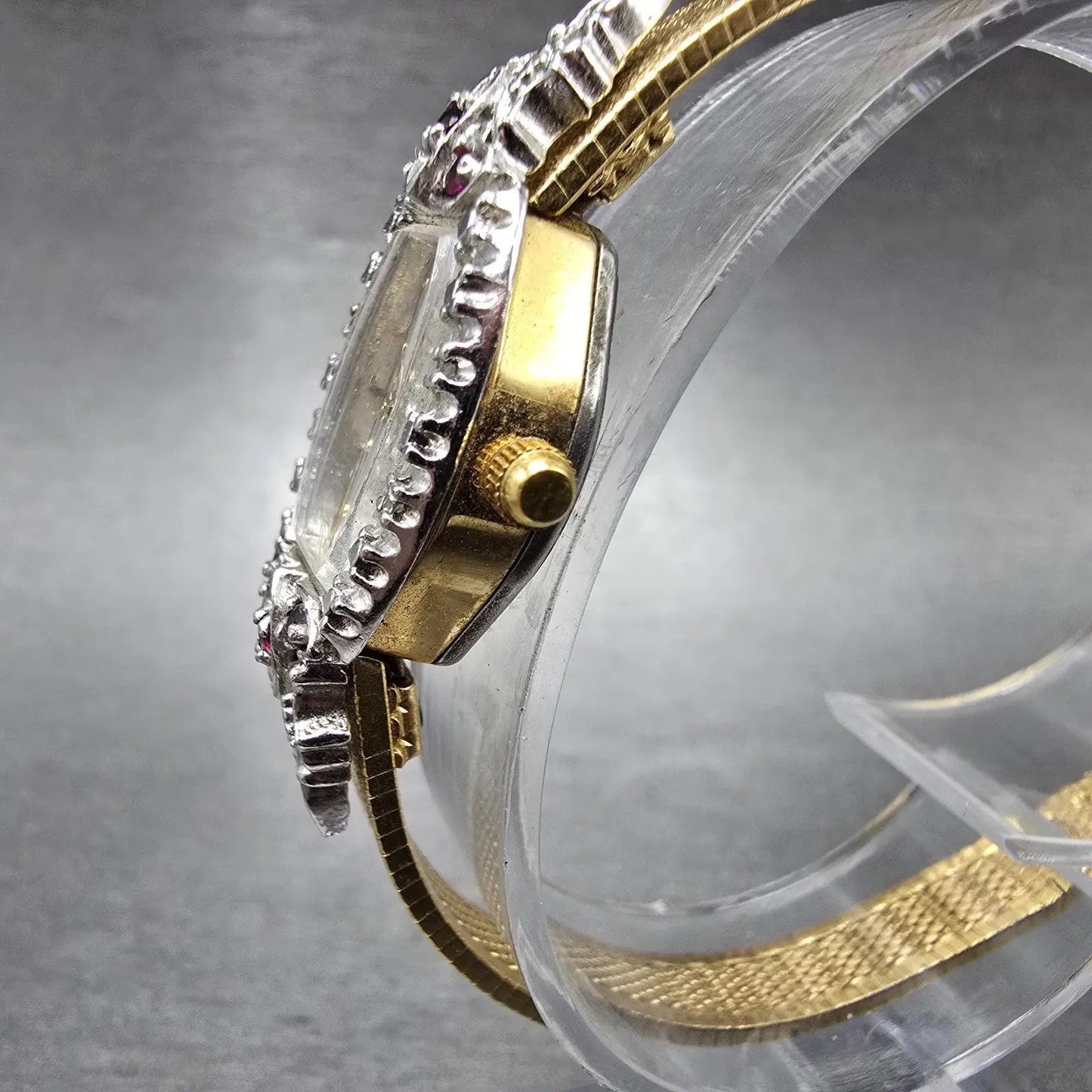 Gruen Watch Women 17mm Silver Dial Gold Tone Ovel Gem Set New Battery Vintage2