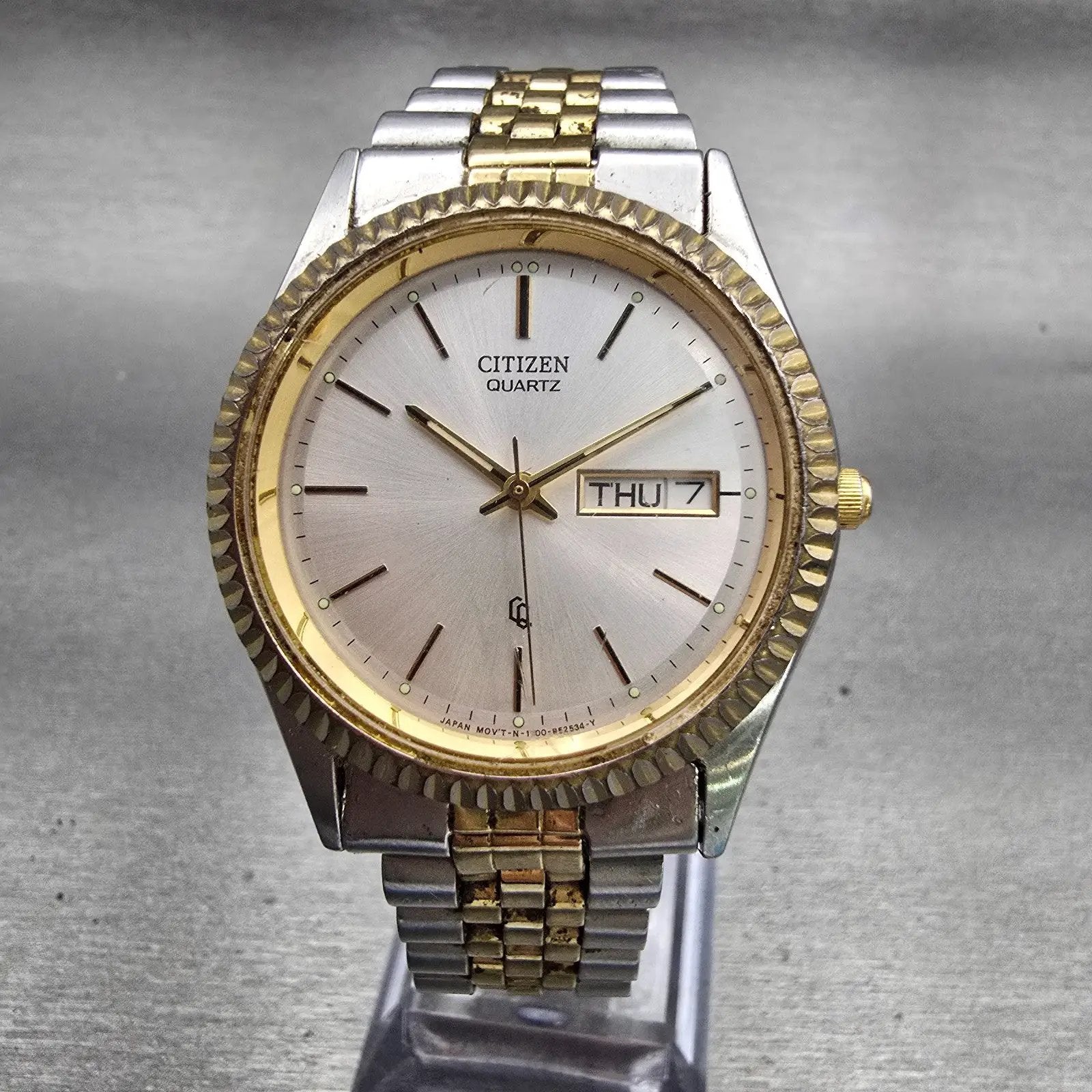 Citizen CQ Watch Men 35mm Silver Dial Two Tone Daydate Round 1100-R12535 New Bat0