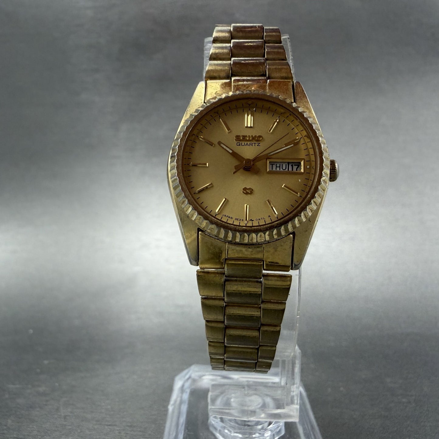 Seiko SQ Watch Women 24mm Gold Dial Gold Tone Daydate Round 3E23-0A60 NewBatt 5V5
