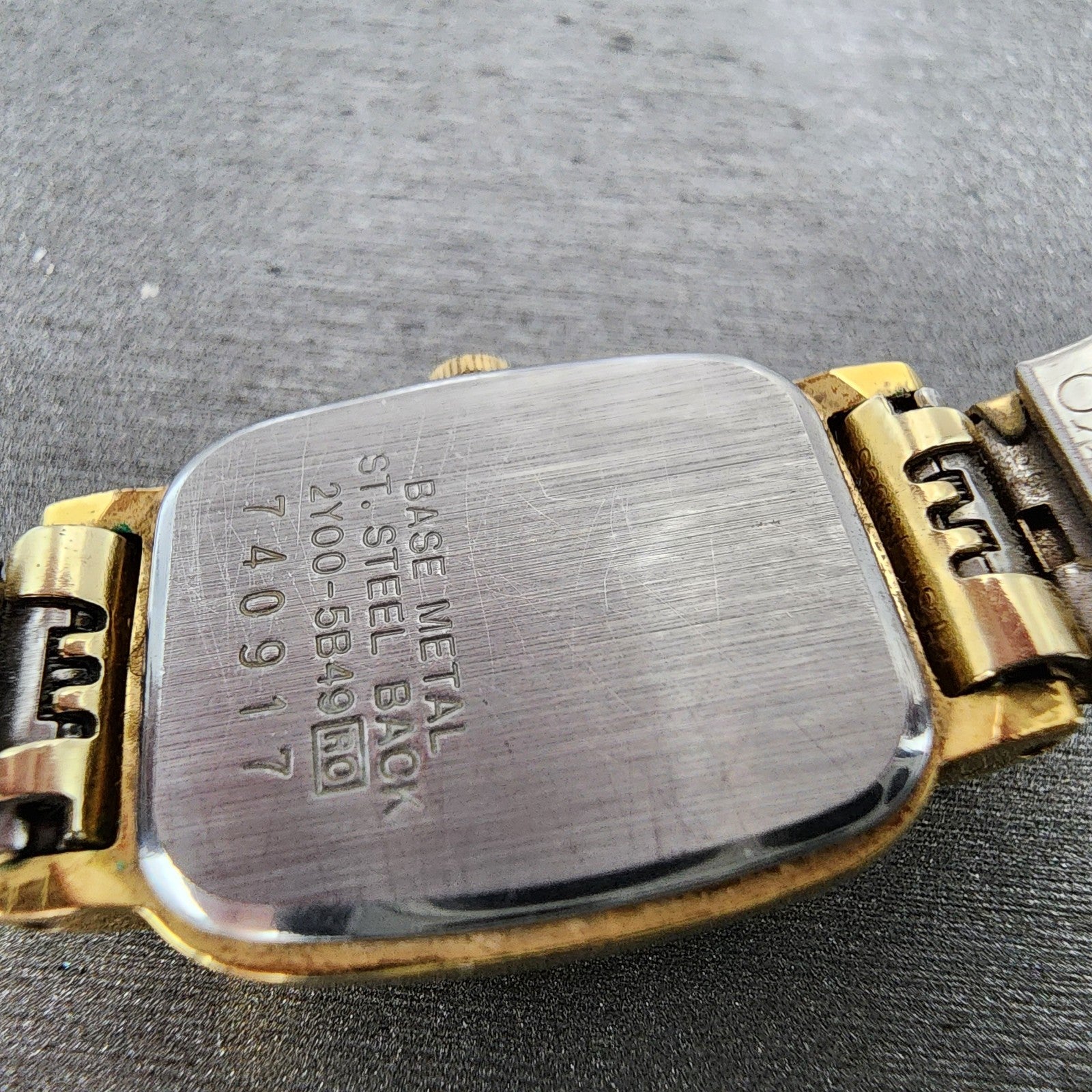 Seiko Watch Women 17mm Champagne Dial Gold Tone Rectangle 2y005b49 New Battery9