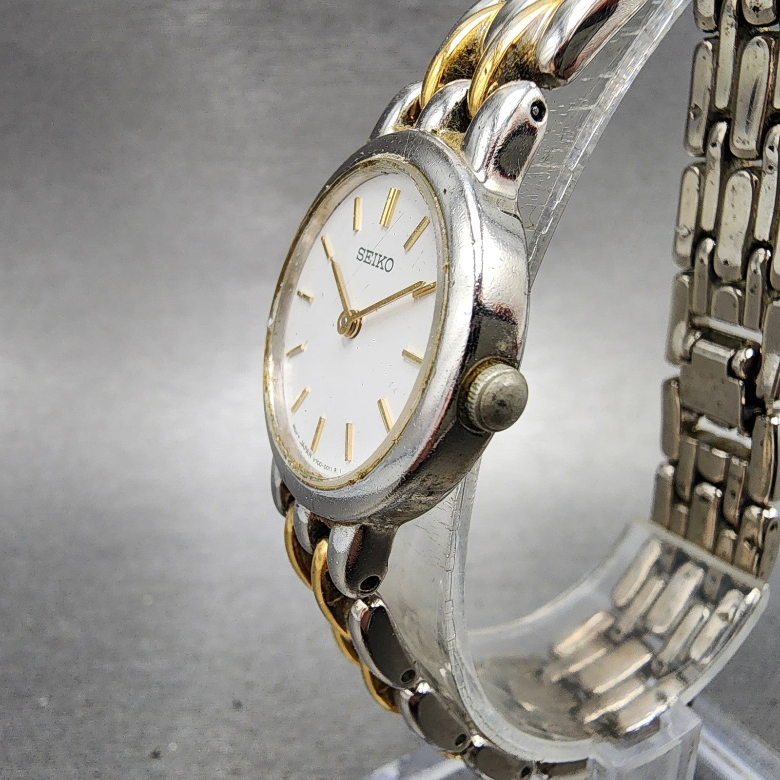 Seiko Watch Women 24mm Silver Dial Two Tone Round V7006379 New Battery2