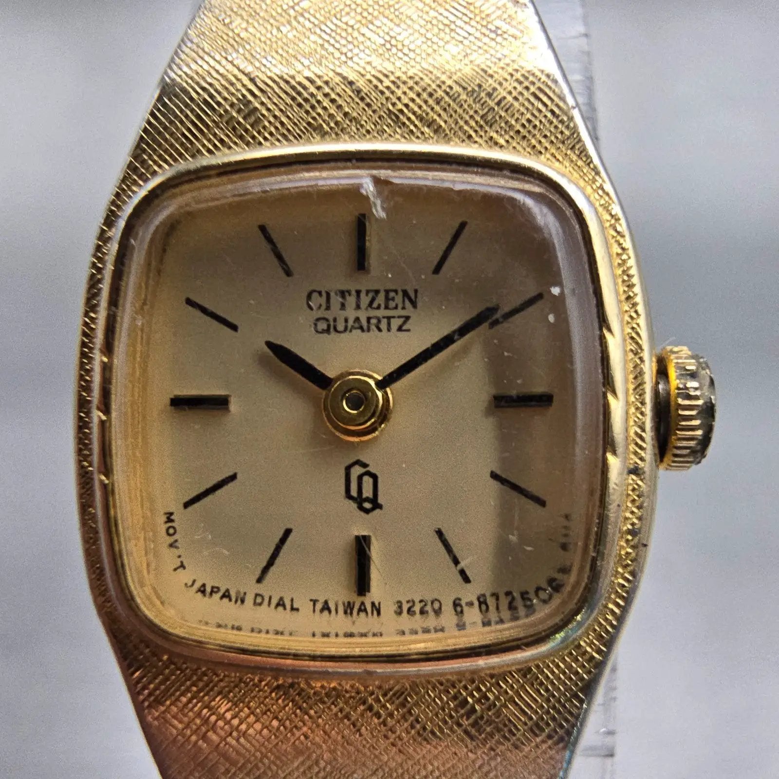 Citizen CQ Watch Women 16mm Champagne Dial Gold Tone Oval 3220-891422 New Batt1