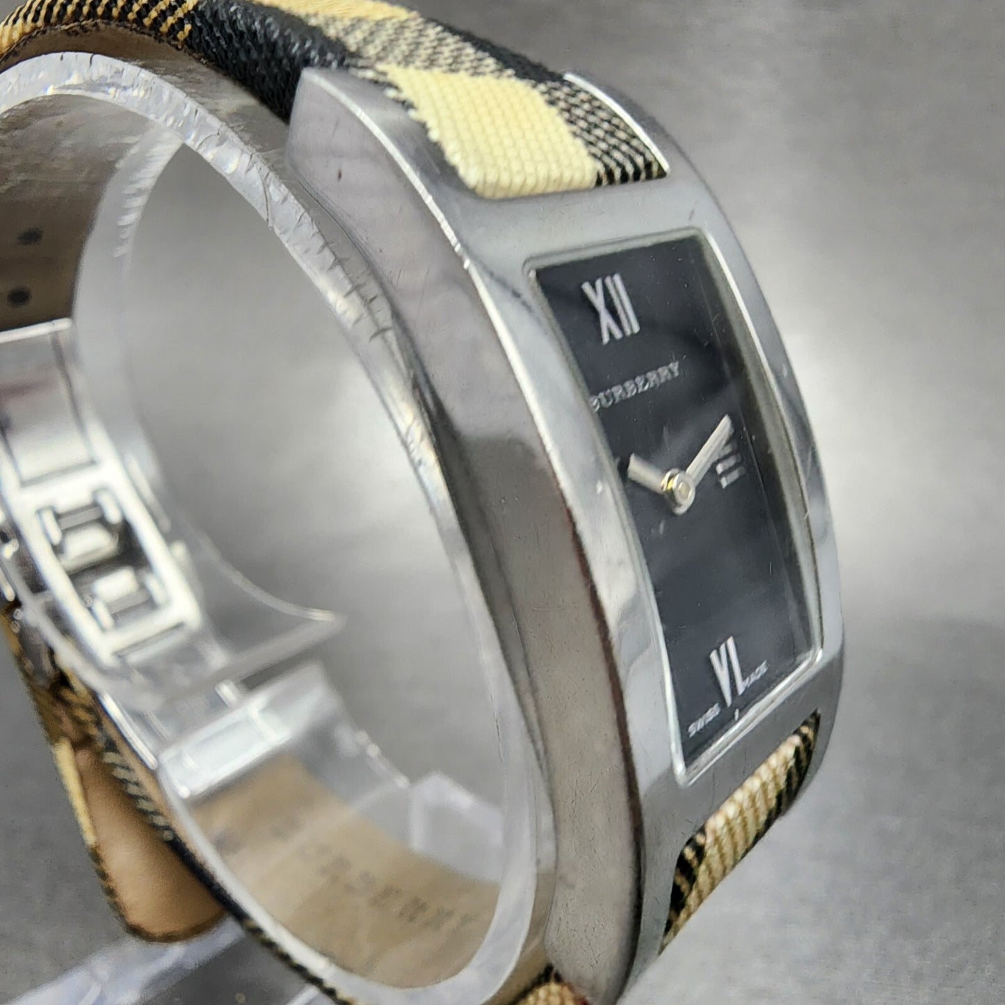 Burberry Heritage Tank Watch Women 18mm Black Dial Steel New Battery BROKEN BAND3
