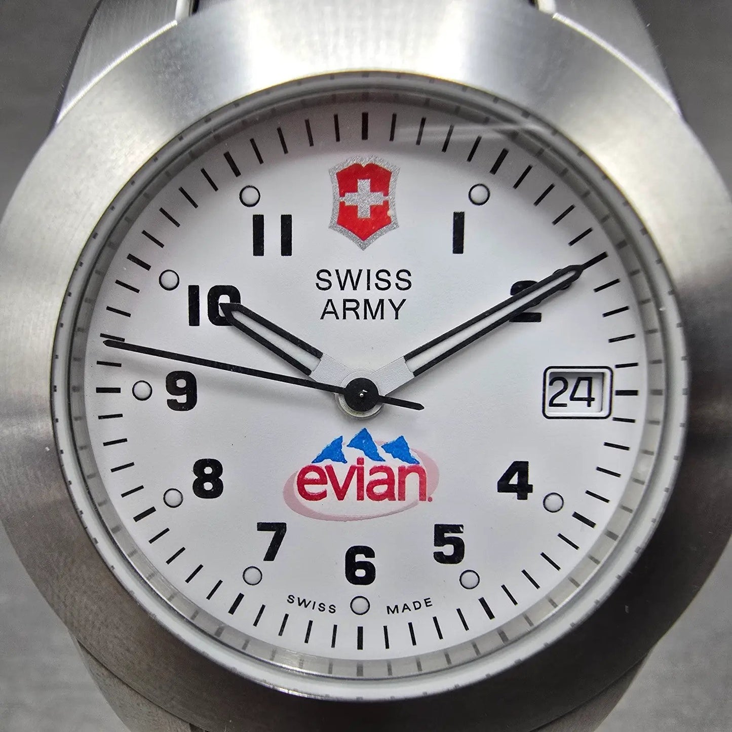 Victorinox Swiss Army Peak Watch Men 38mm White Dial Steel Date 24958 New Batt2