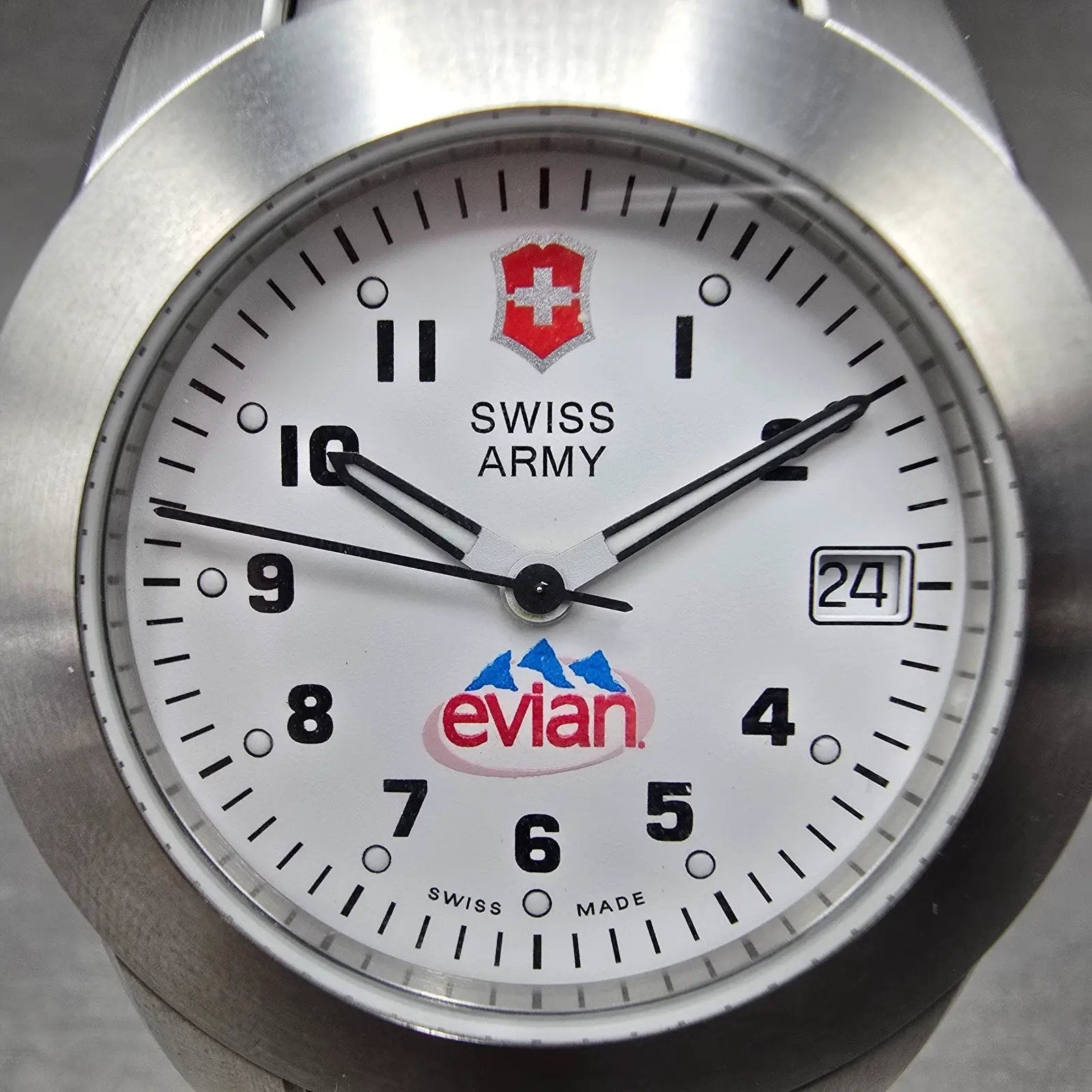 Victorinox Swiss Army Peak Watch Men 38mm White Dial Steel Date 24958 New Batt2