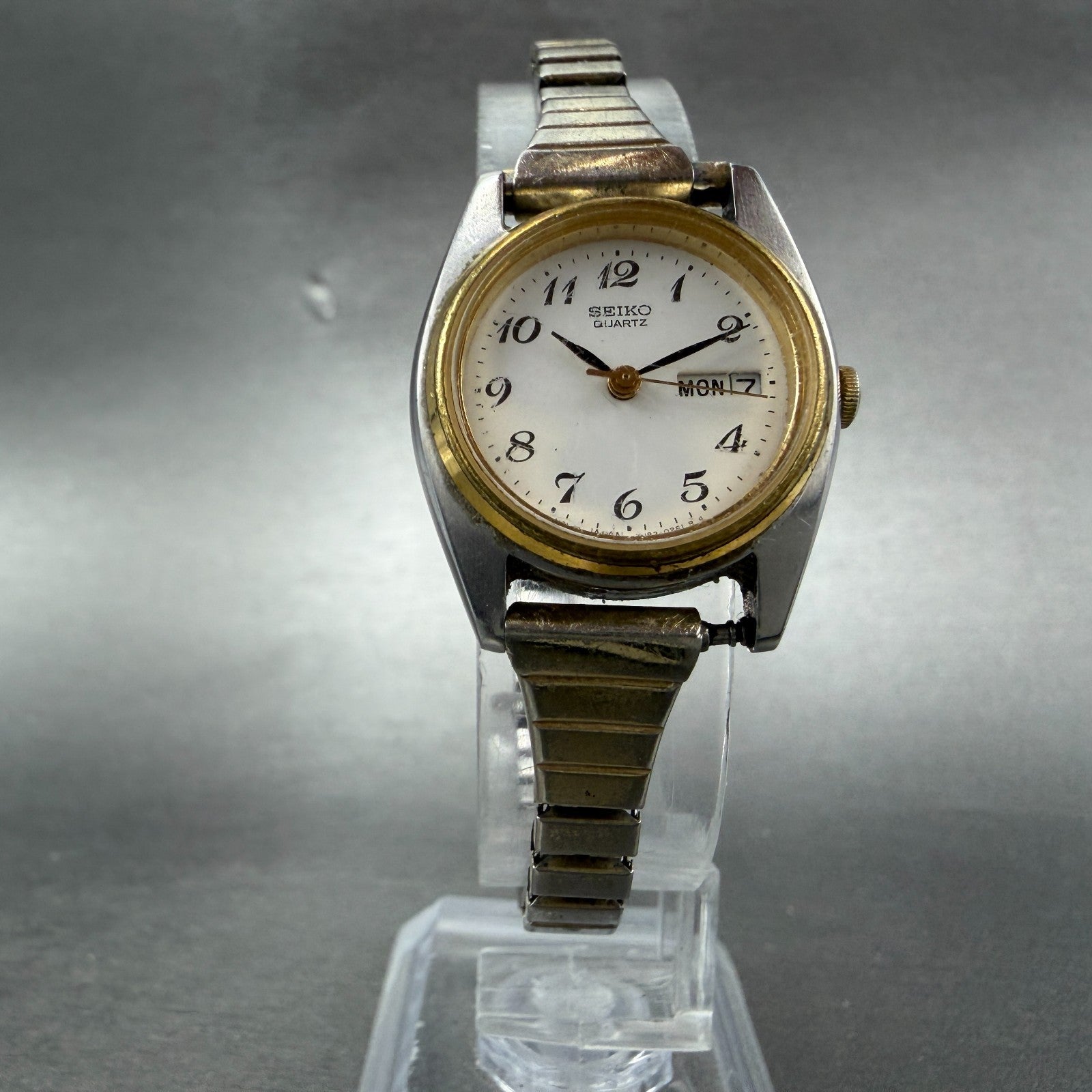 Seiko Watch Women 25mm White Dial Two Tone Daydate 7n83-0011 Round New BatteryP35