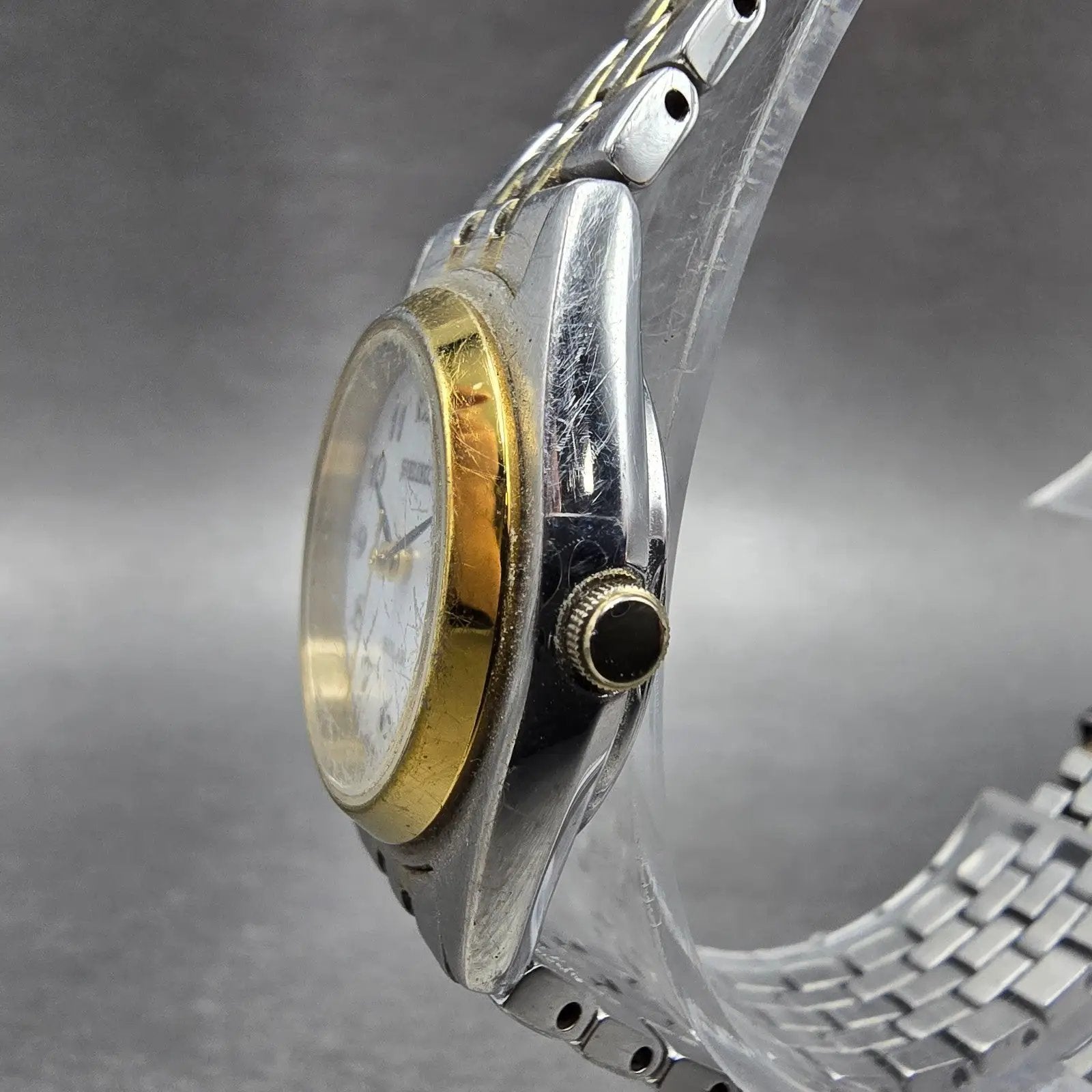 Seiko Solar Watch Women 26mm White Dial Two Tone Daydate Round V138-0AA0 Runs2