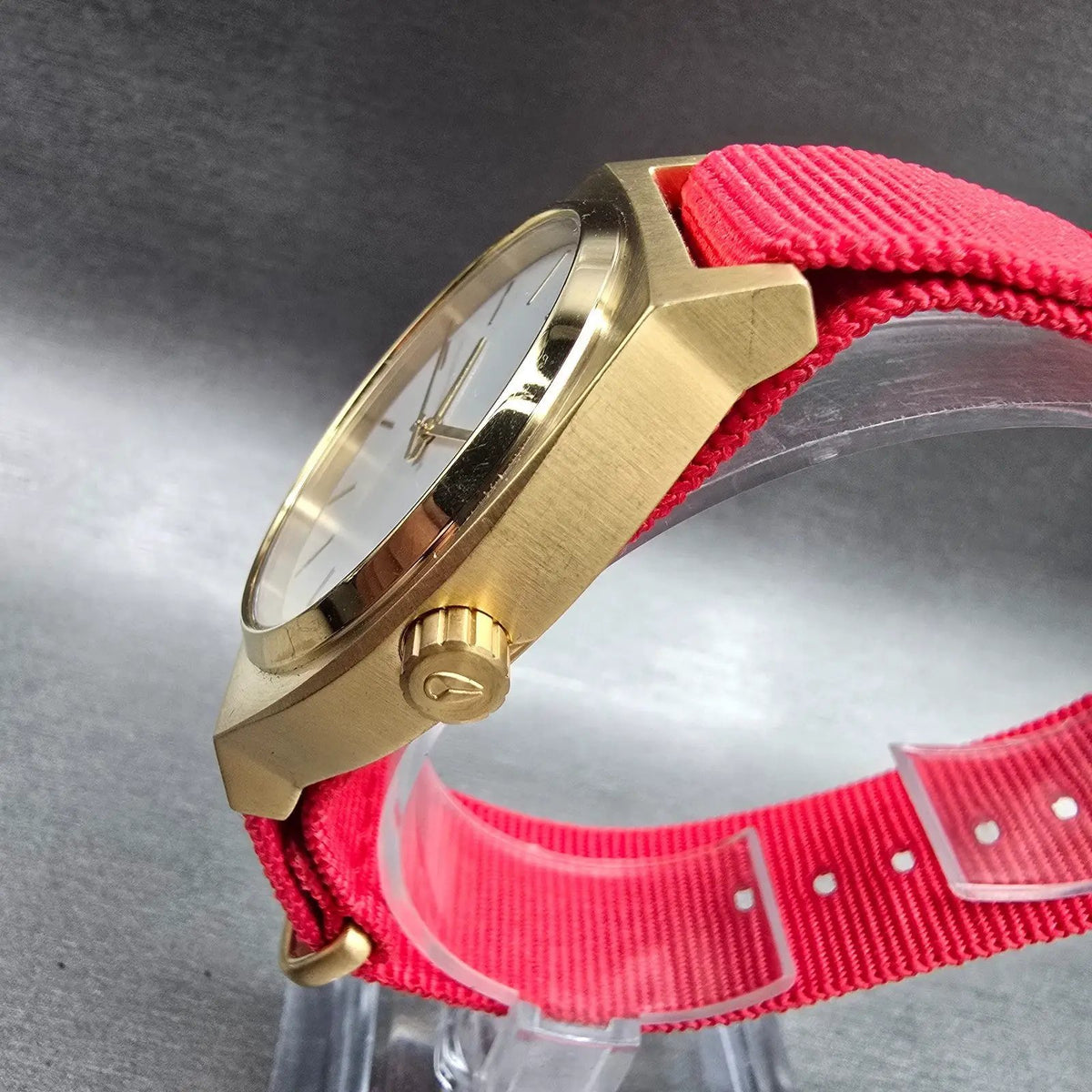 Nixon The Time Teller Watch Men 37mm White Dial Gold Tone Round New Battery CD2