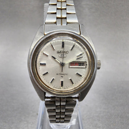 Seiko 5 Automatic Watch Women 26mm Silver Dial Silver Tone Daydate 42060010 Run0