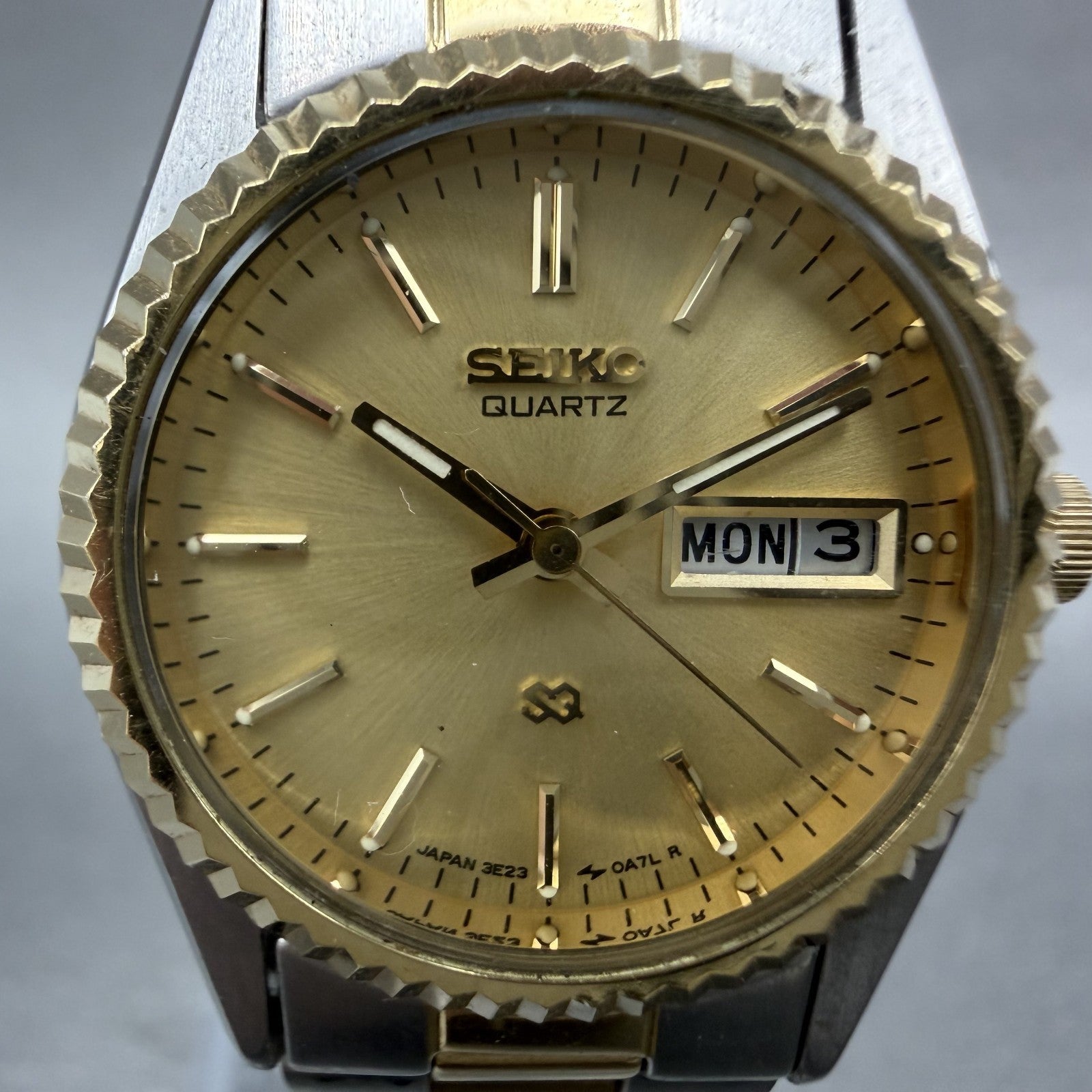 Seiko SQ Watch Women 24mm Gold Dial Two Tone Daydate Round 3E23-0A60 New Batt ST1