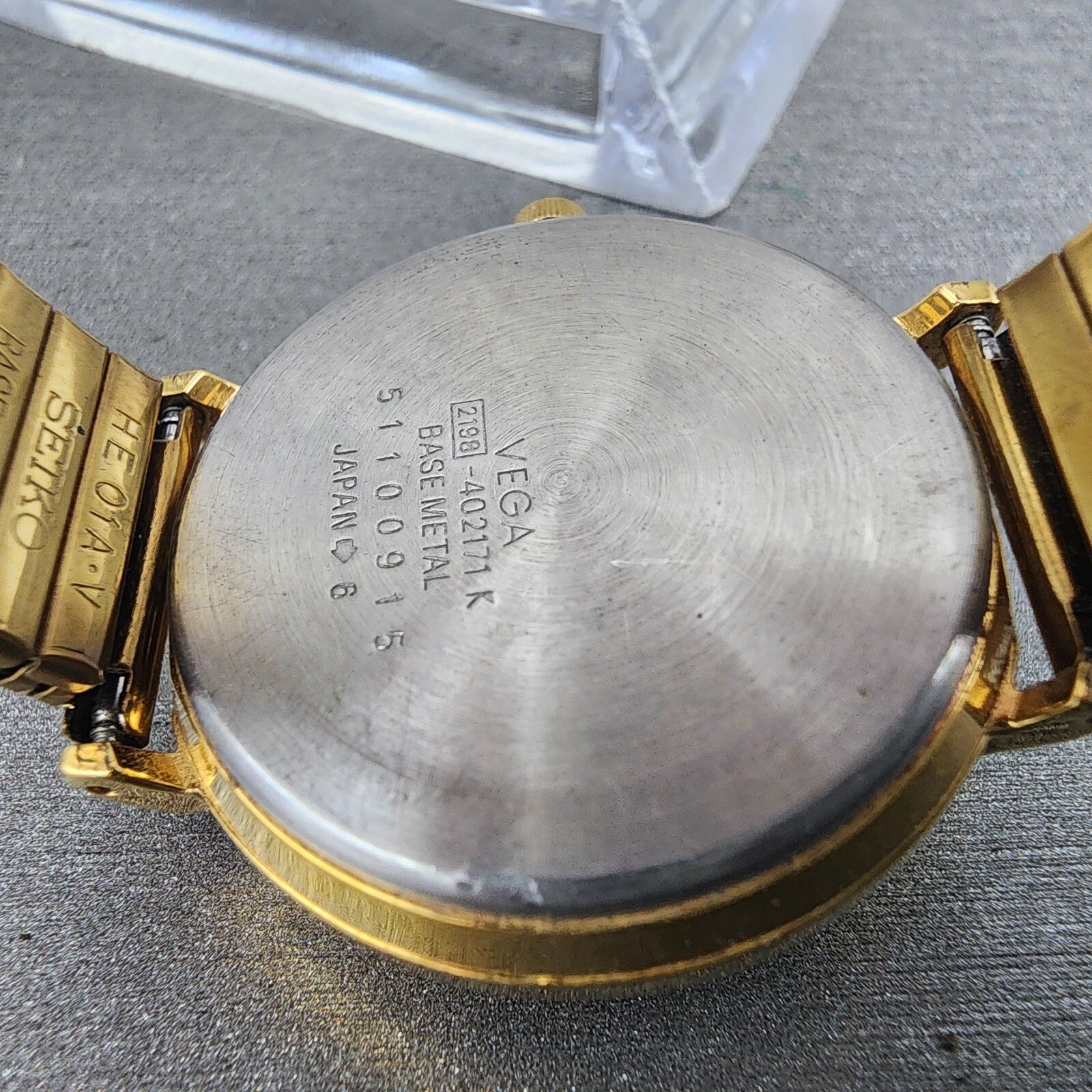 Vega Junction Watch Women 30mm White Dial Gold Tone Sun Moon Round New Battery9