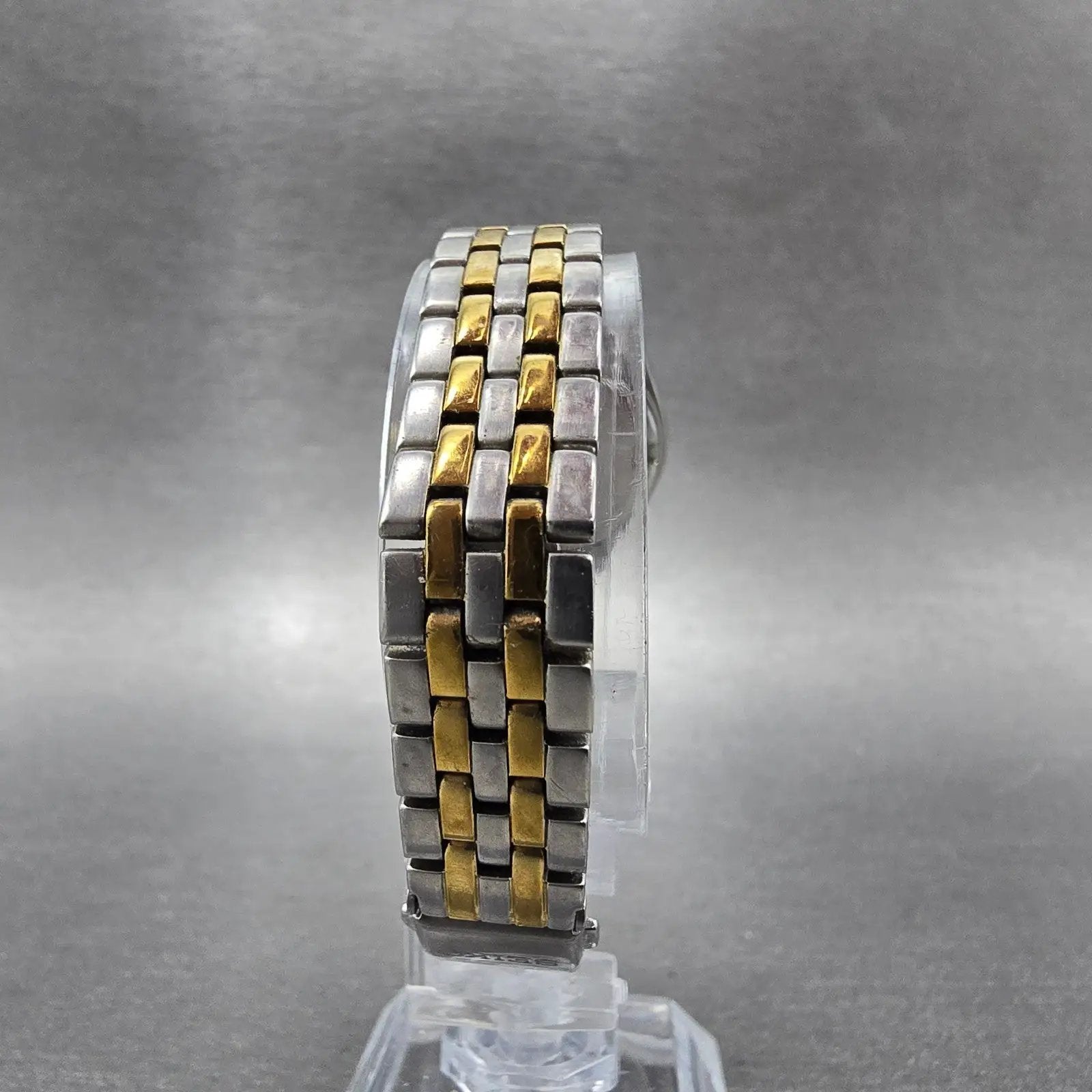 Seiko Solar Watch Women 26mm White Dial Two Tone Daydate Round V138-0AA0 Runs HM7