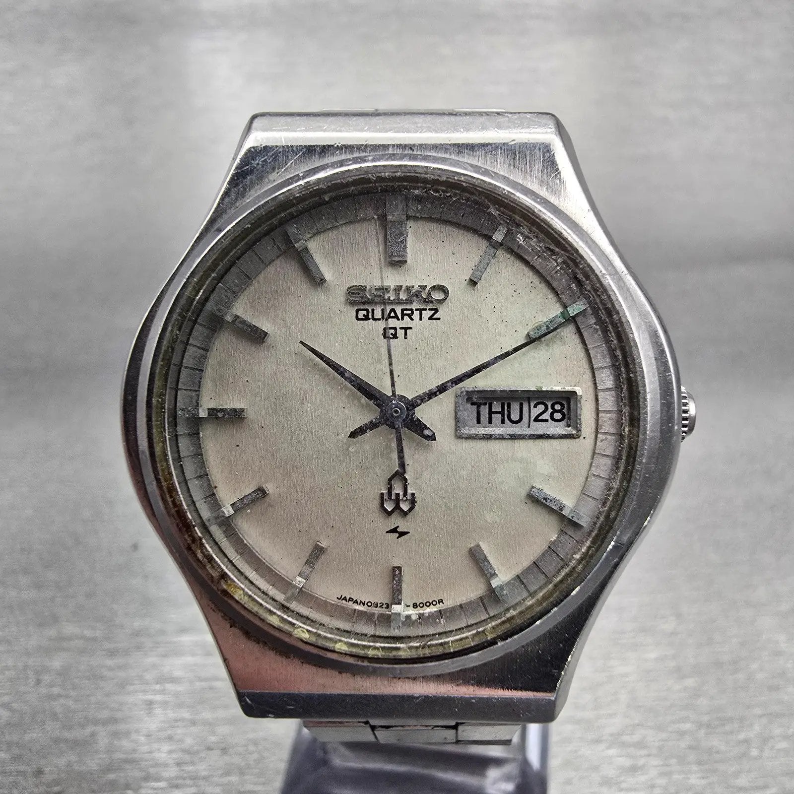 Seiko QT Watch Men 36mm Silver Dial Silver Tone Daydate Round 0823-8000 New Batt0