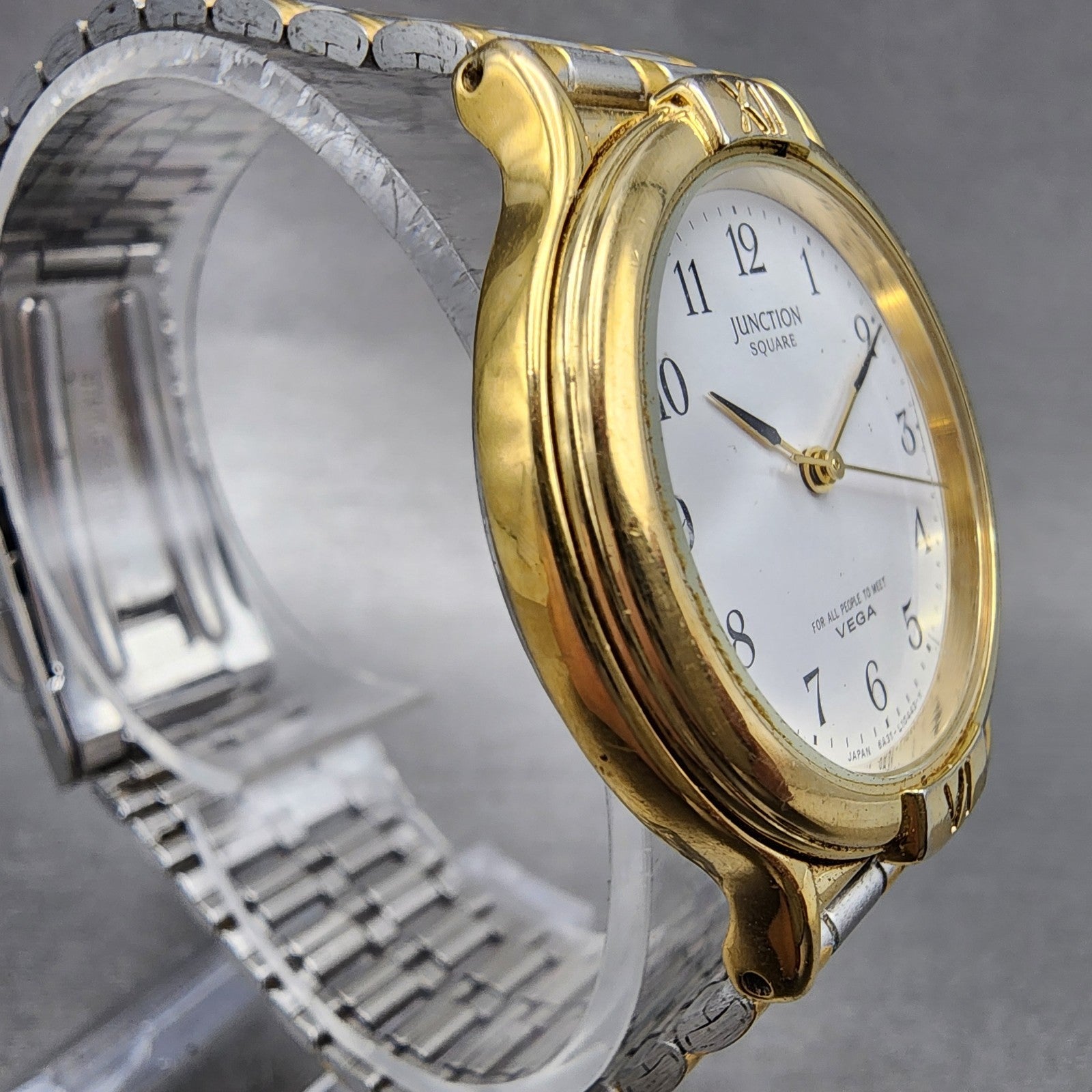 Vega Junction Watch Men 32mm White Dial Two Tone Round 6A31L04268 New Battery5