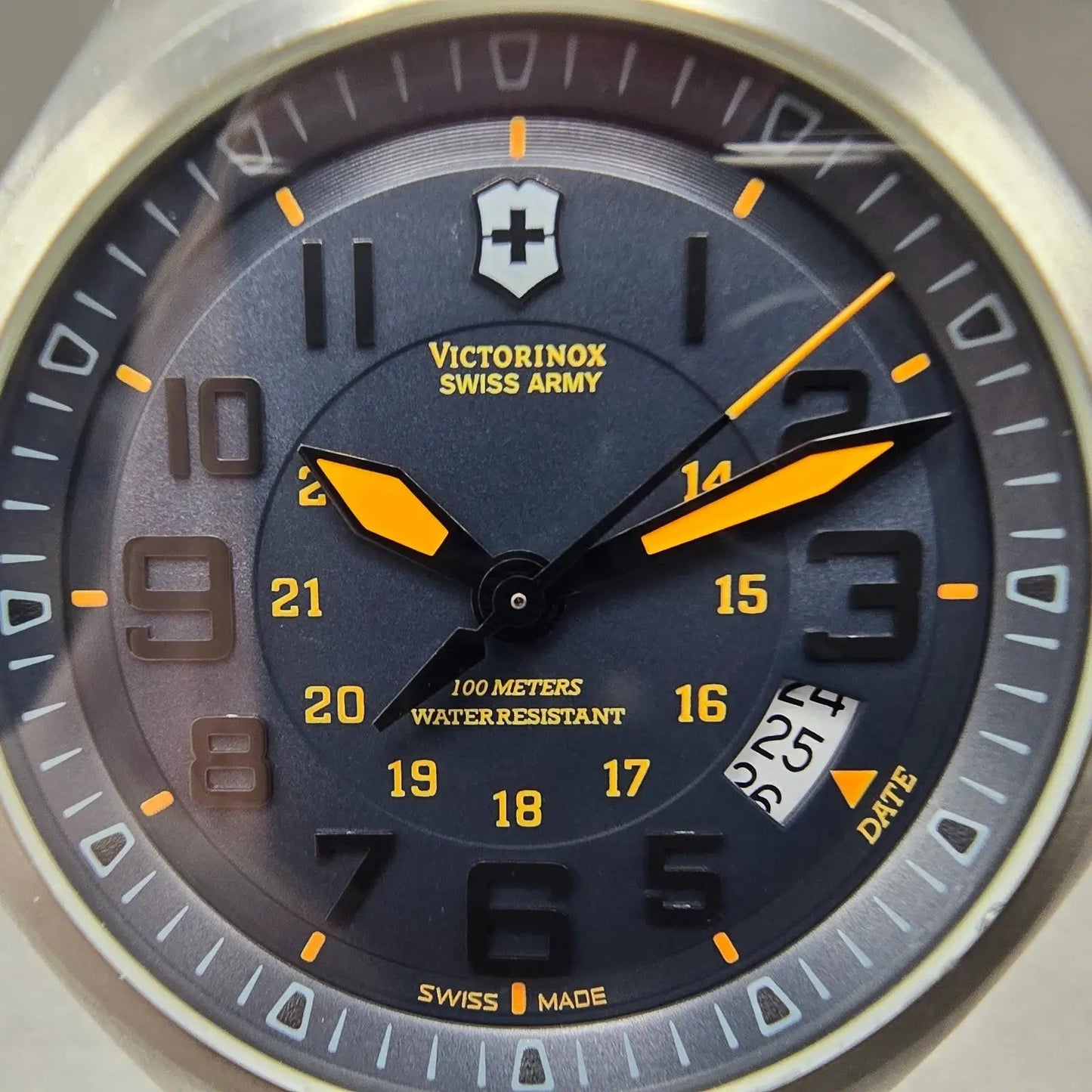 Victorinox Swiss Army Base Camp Watch Men 40mm Gray Dial Steel Date 241464 Runs1