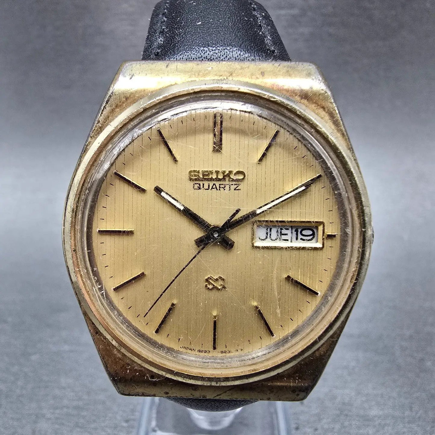 Seiko SQ Watch Men 35mm Gold Dial Gold Tone Daydate Round 8223-8029 New BatteryI0