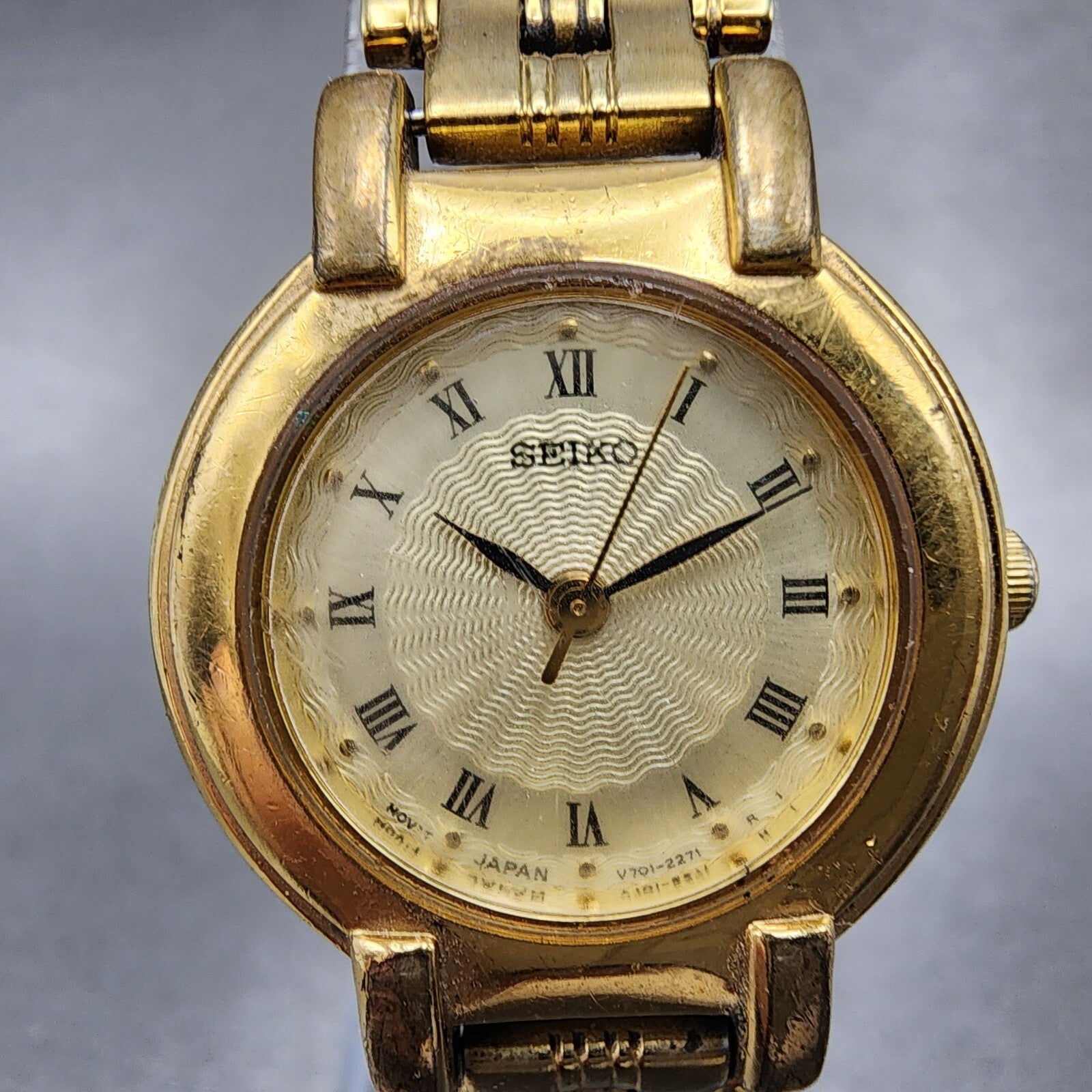 Seiko Watch Women 24mm Champagne Dial Gold Tone Round V7011781 New Battery VTG1