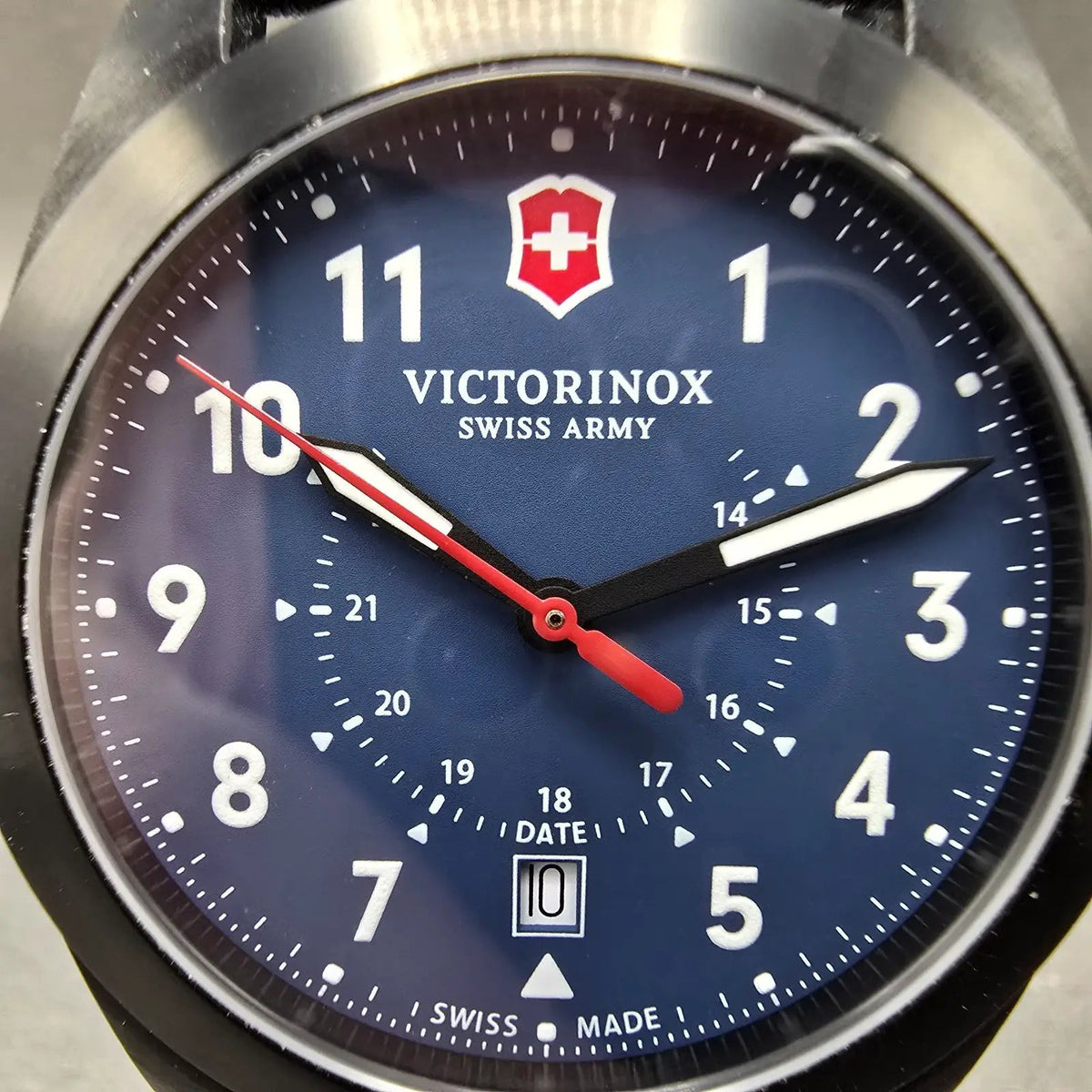 Victorinox Swiss Army Heritage Watch Men 41mm Blue Dial Black Date Round New bat1