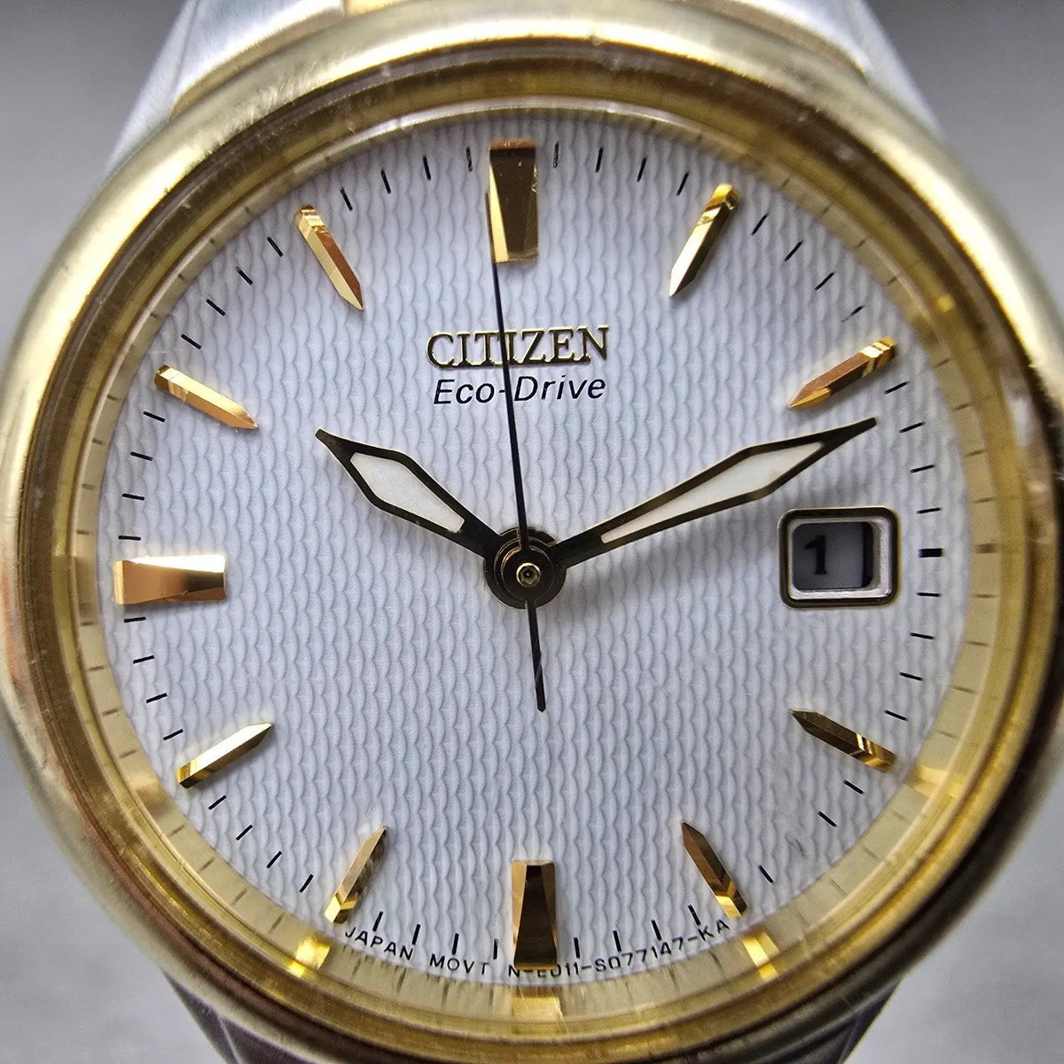 Citizen Eco-0Drive Watch Women 25mm White Dial Two Tone Date E011-S049571 Runs J1