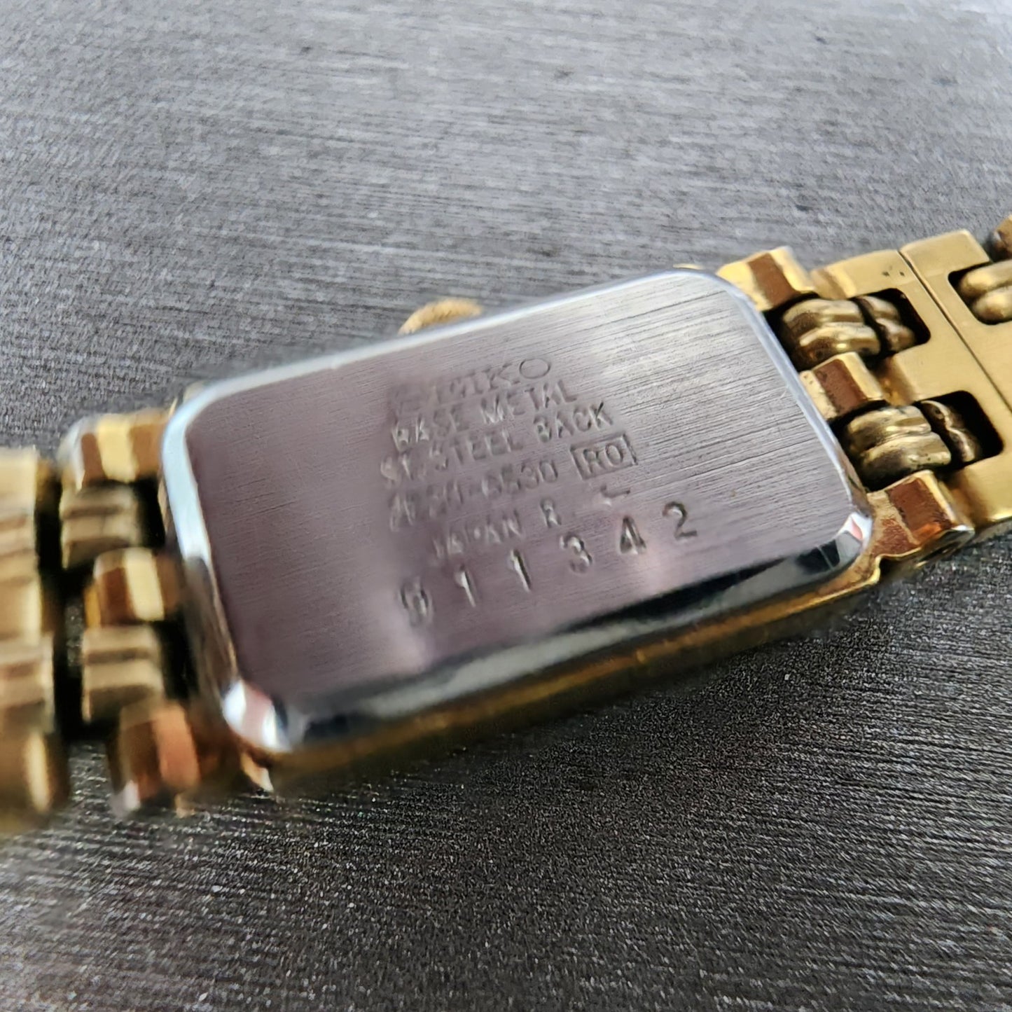 Seiko Tank Watch Women 13mm White Dial Gold Tone 2e206530 New Battery8