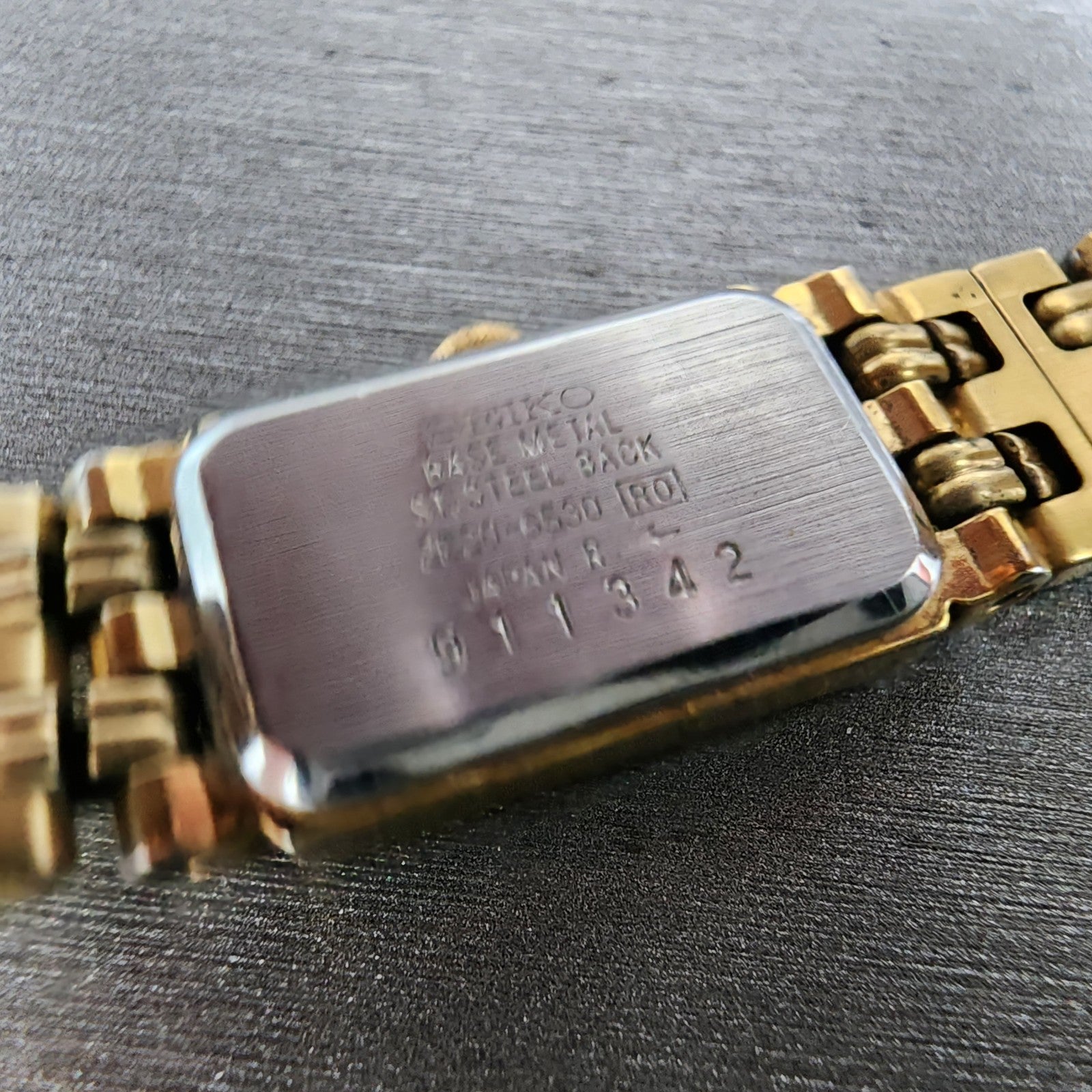 Seiko Tank Watch Women 13mm White Dial Gold Tone 2e206530 New Battery8