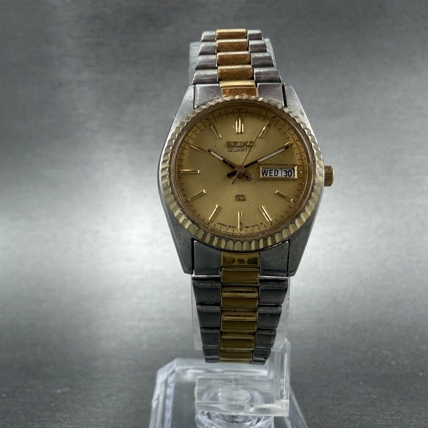 Seiko SQ Watch Women 24mm Gold Dial Two Tone Daydate Round 3E23-0A60 New Batt YU5
