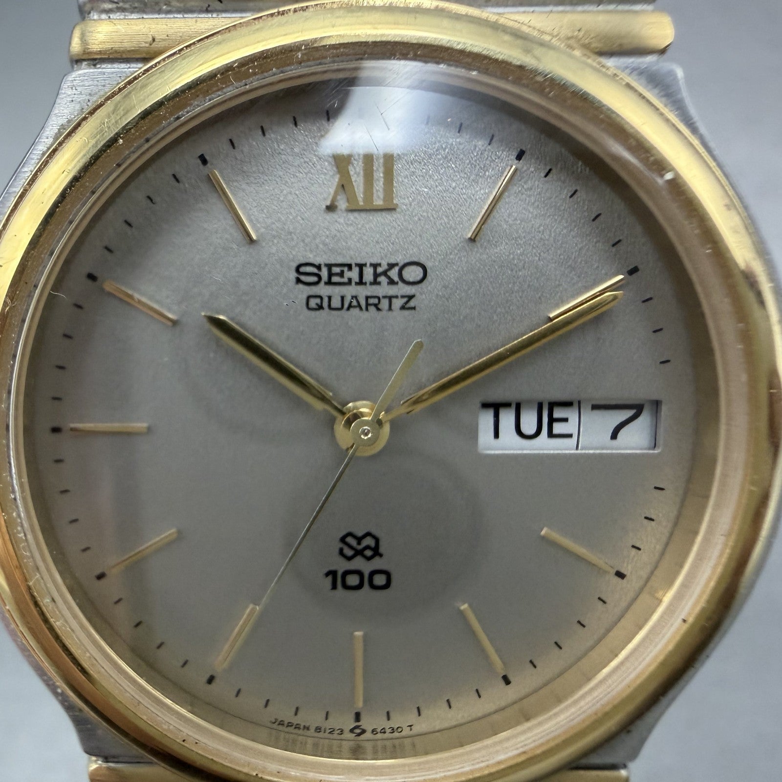 Seiko SQ Watch Men 33mm Silver dial Two Tone Round Daydate 8123-6299 New Battery1