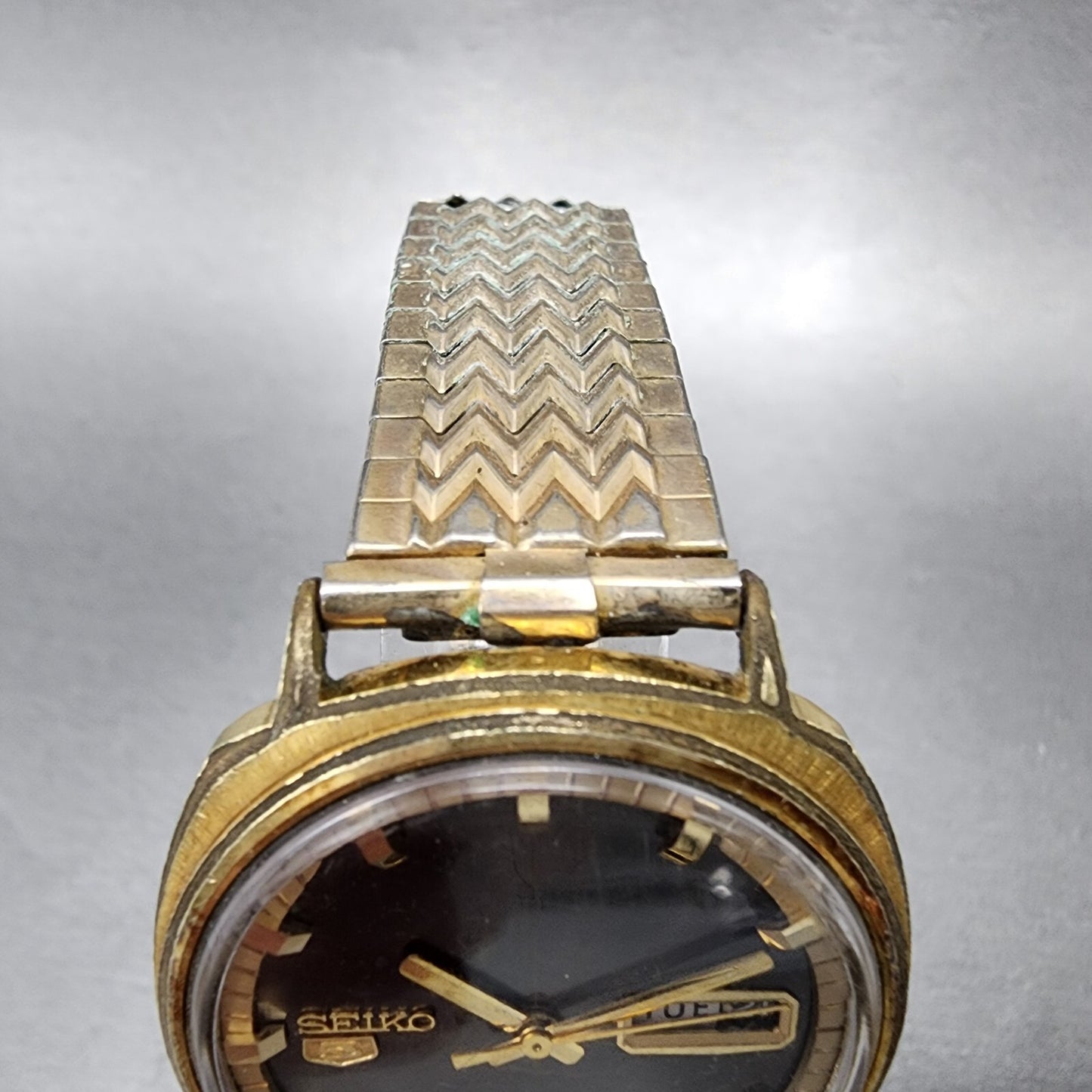 VTG Seiko 5 Watch Men 36mm Black Dial Gold Tone Daydate Round 61196000 Runs4