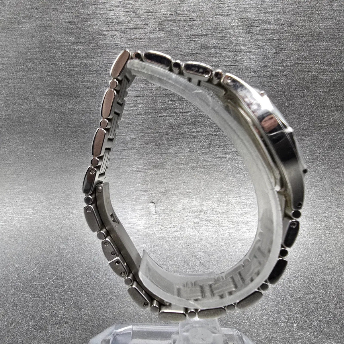 Bulova Watch Women 29mm MOP Dial Two Tone Date Round Diamonds 98P116 New Battery8