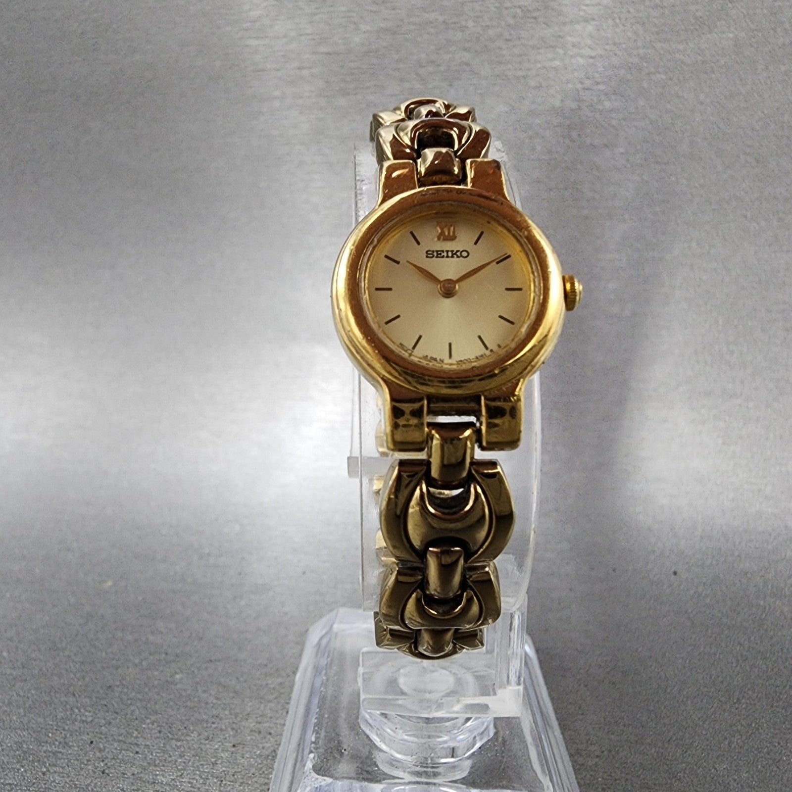 Seiko Watch Women 19mm Champagne Dial Gold Tone Round V4001130 New Battery5
