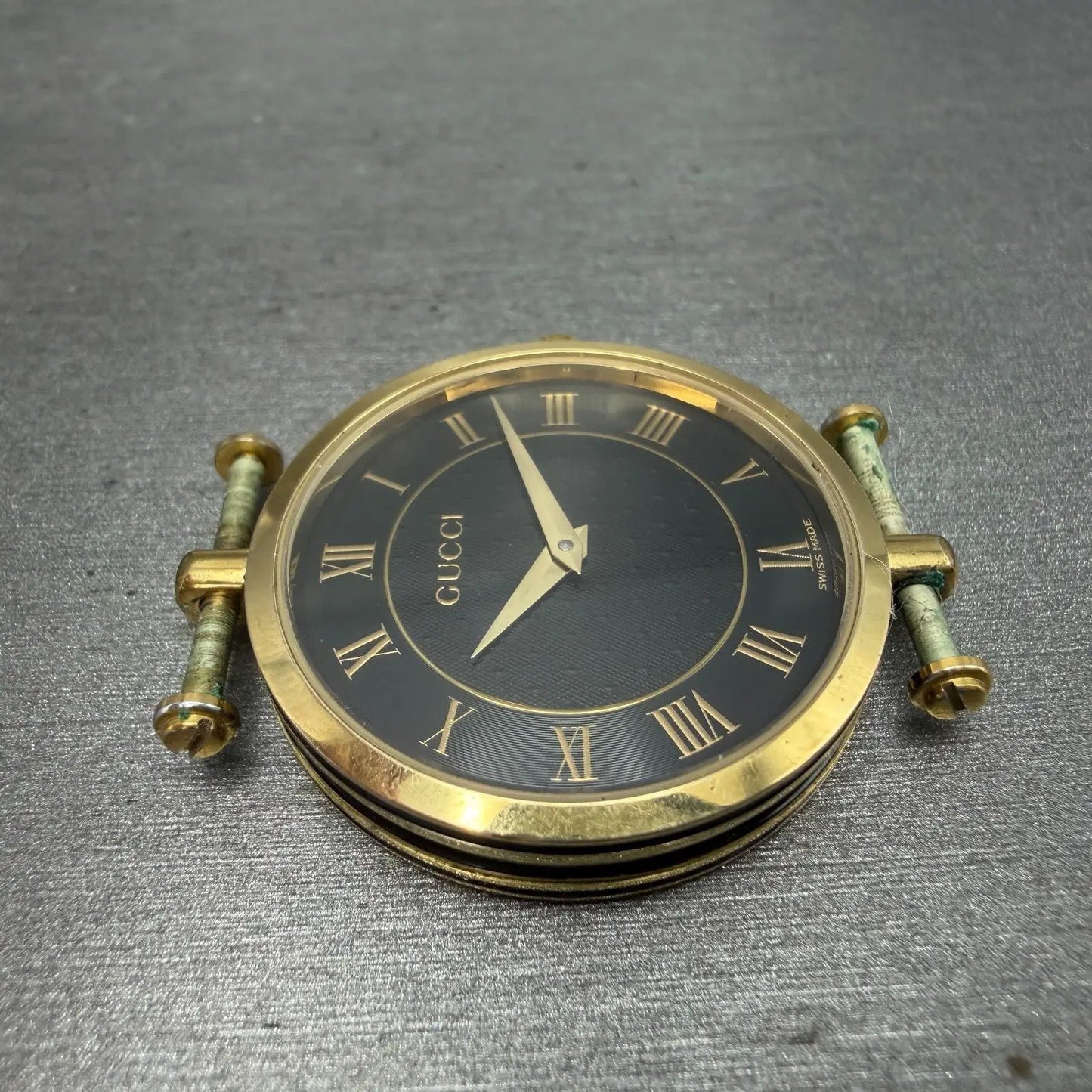 Gucci 2040M Watch Men 30mm Black Dial Gold Tone Round Roman Numerals New Battery3