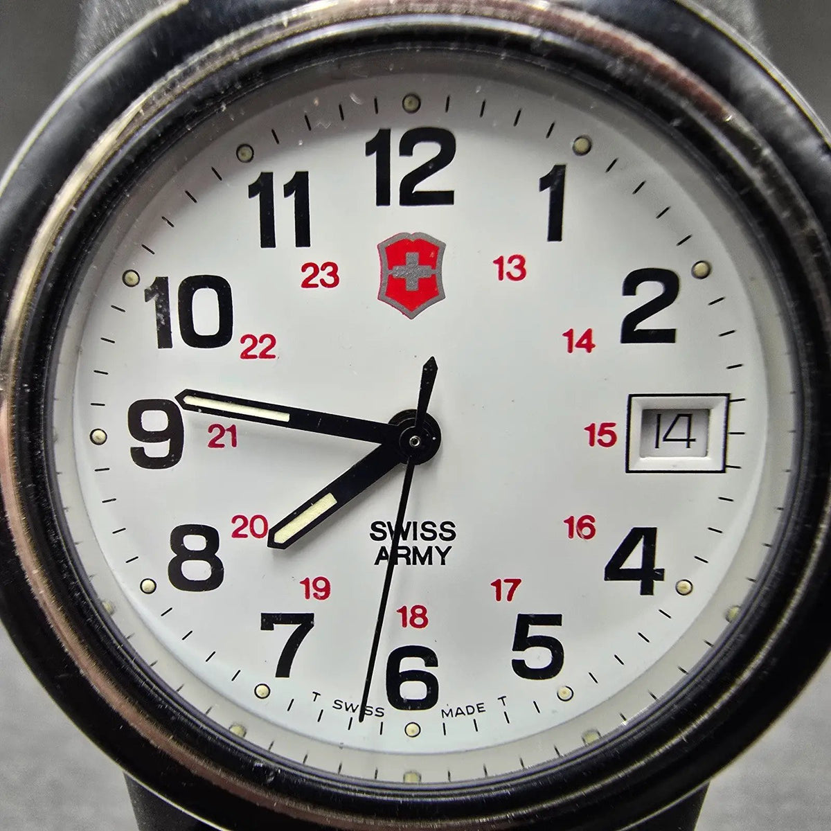 Victorinox Swiss Army Watch Men 37mm White Dial Black Date Round PARTS VTG GG2