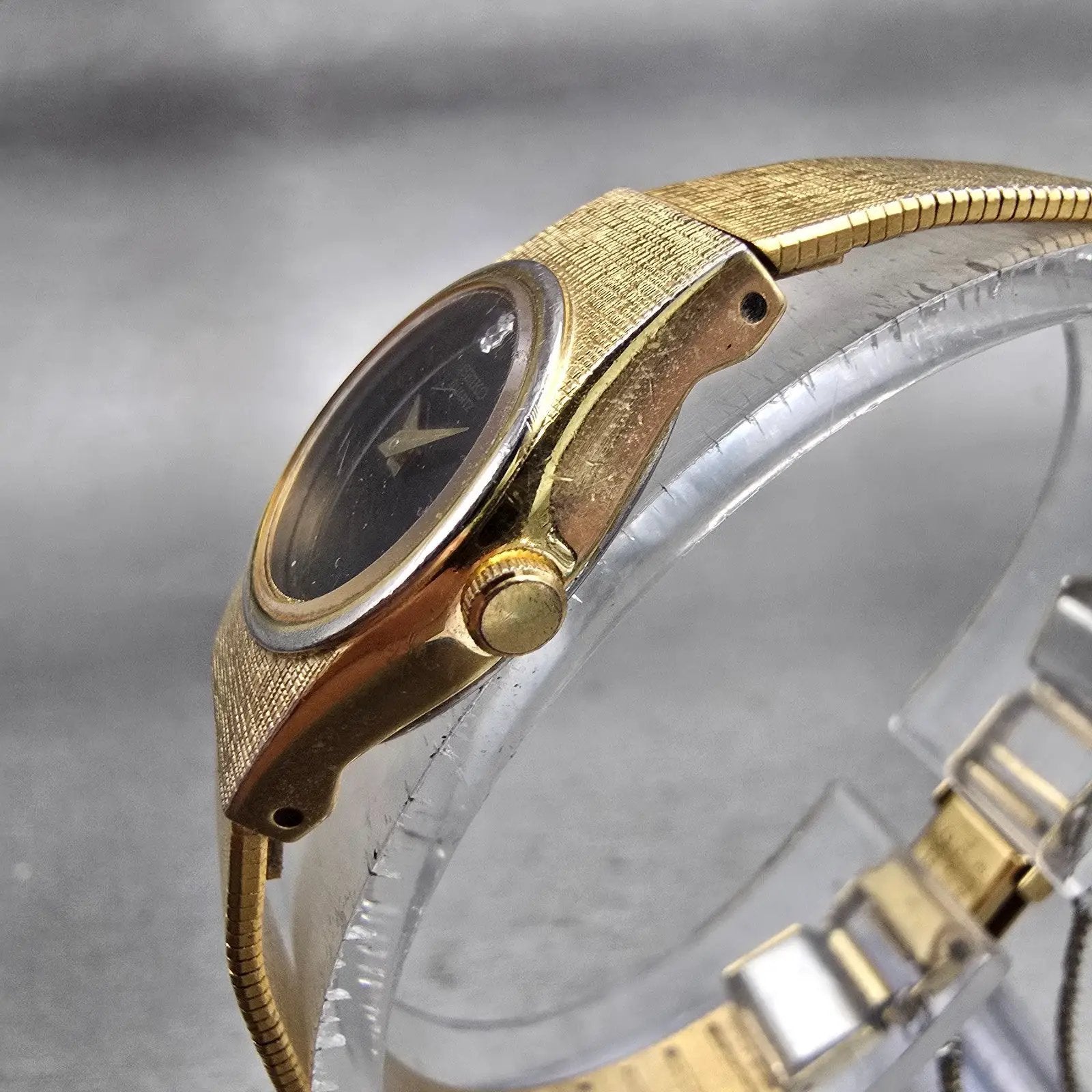 Seiko Watch Women 17mm Black Dial Gold Tone Oval 2Y00-0069 New Battery Vintage2