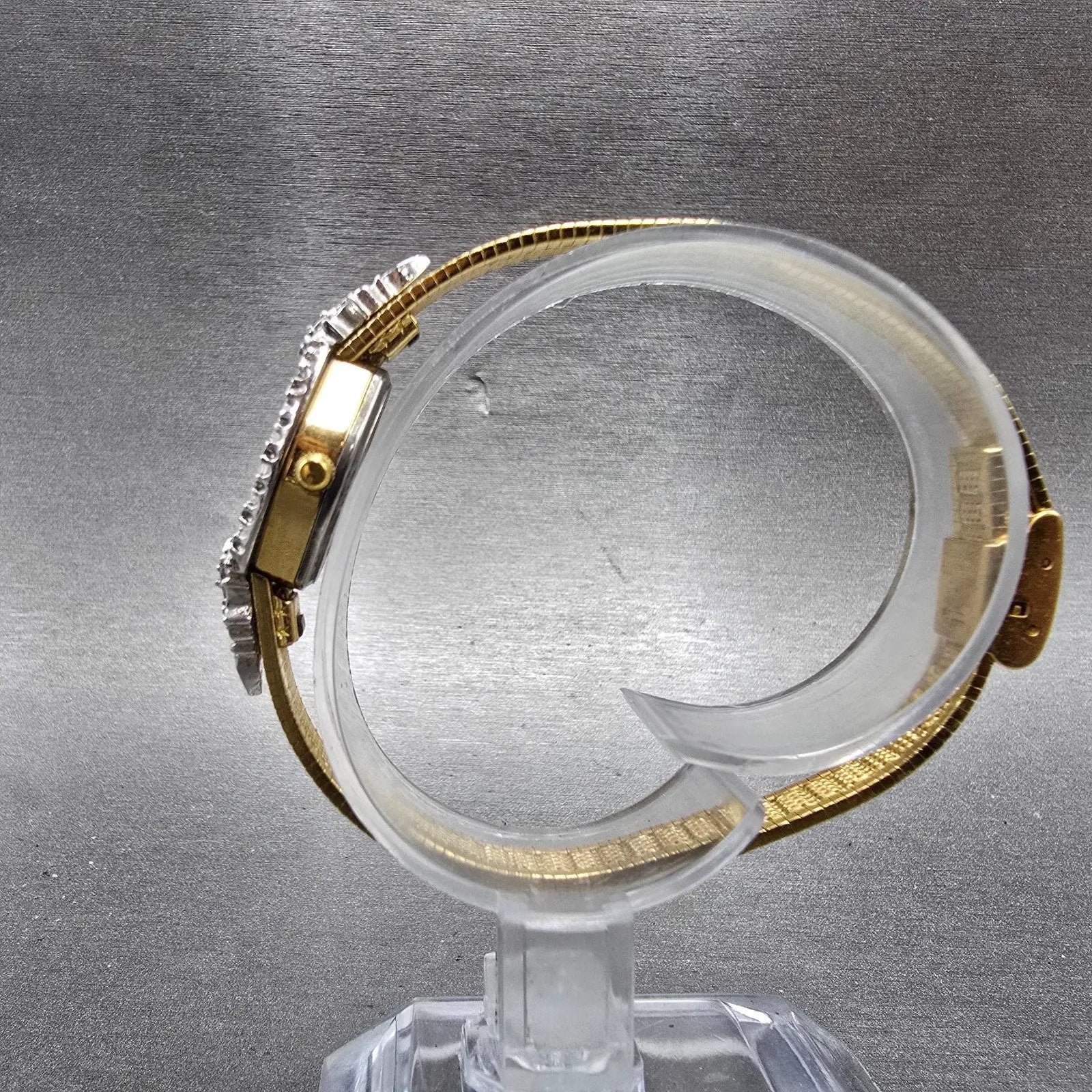 Gruen Watch Women 17mm Silver Dial Gold Tone Ovel Gem Set New Battery Vintage6