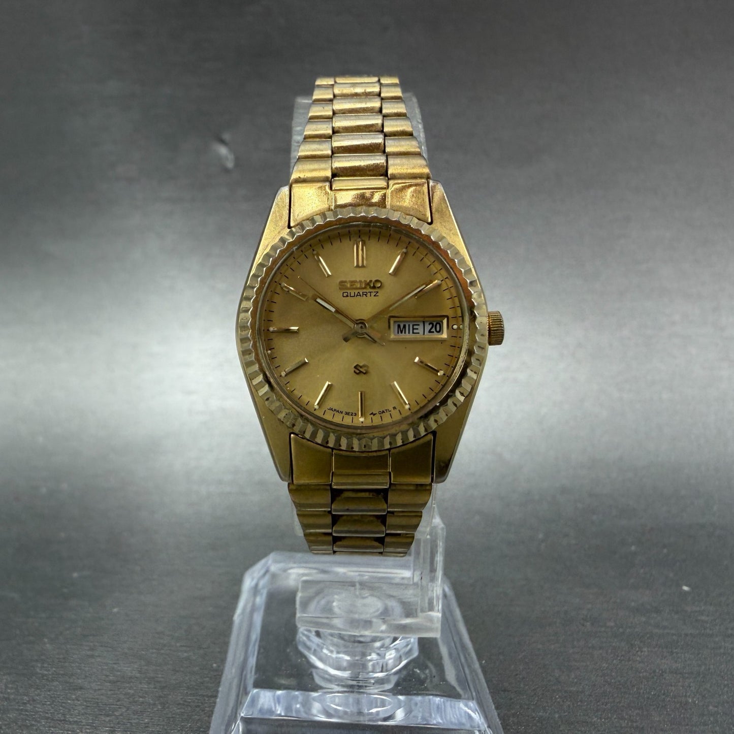 Seiko SQ Watch Women 24mm Champagne Dial Gold Tone Daydate 3e23-0a69 New Batt GJ5