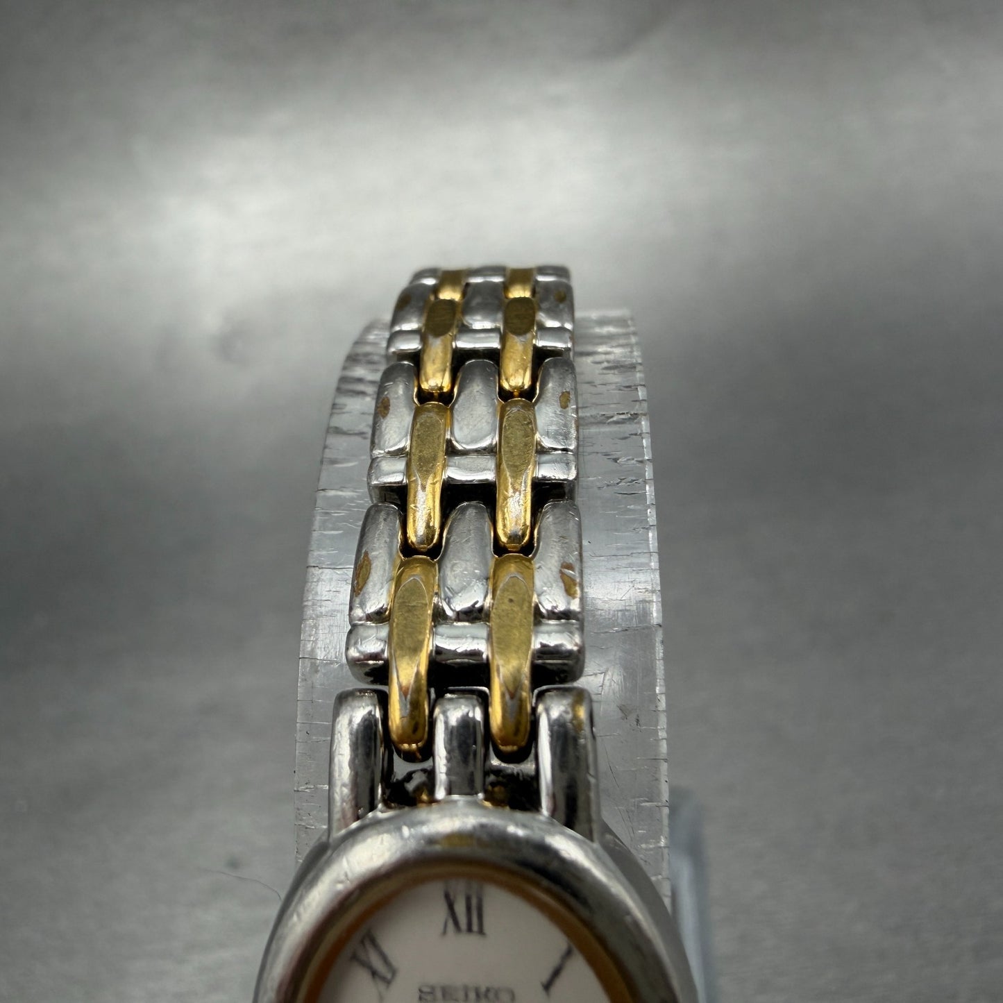 Seiko Watch Women 17mm White Dial Two Tone Oval Vintage V400-1029 New Battery GH4