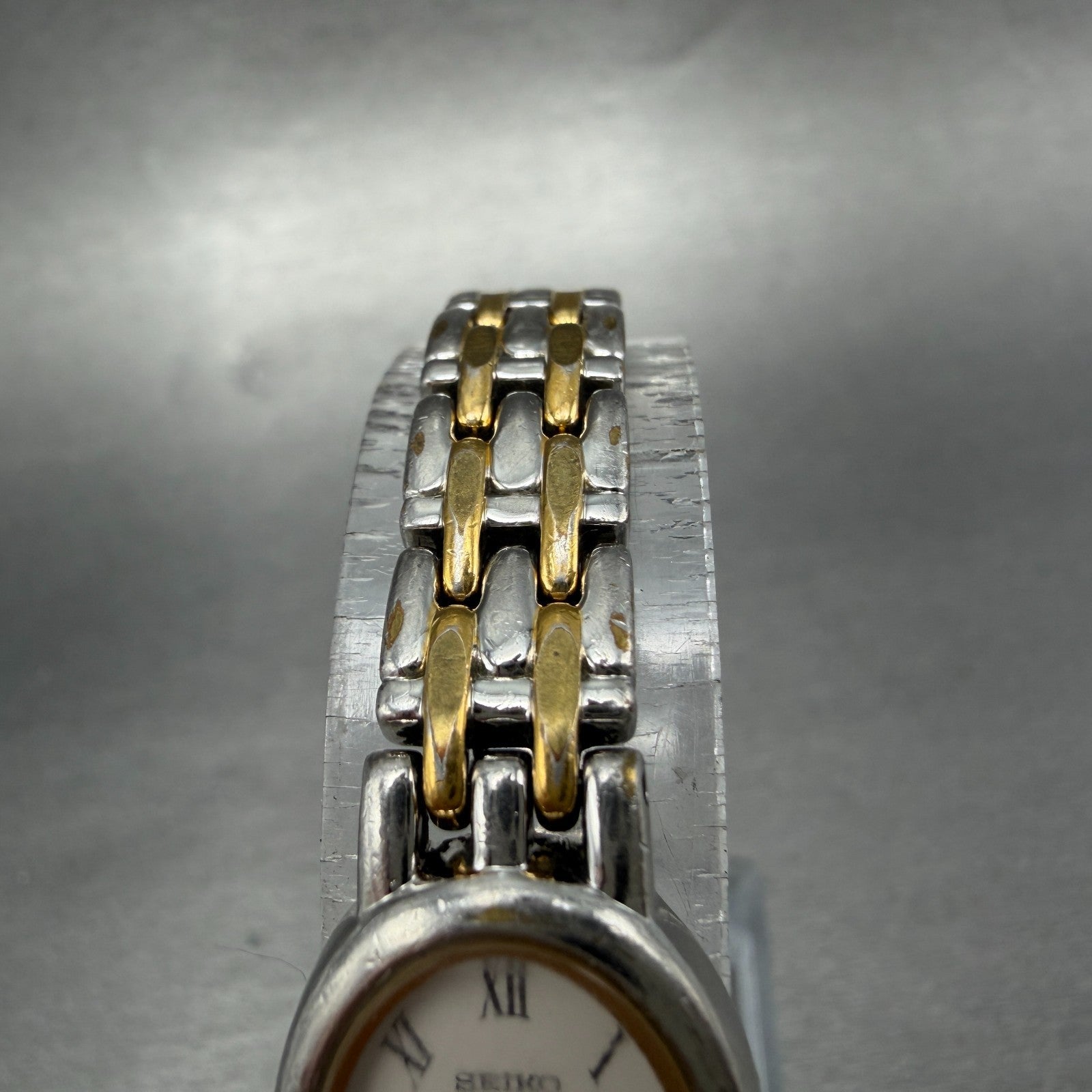 Seiko Watch Women 17mm White Dial Two Tone Oval Vintage V400-1029 New Battery GH4