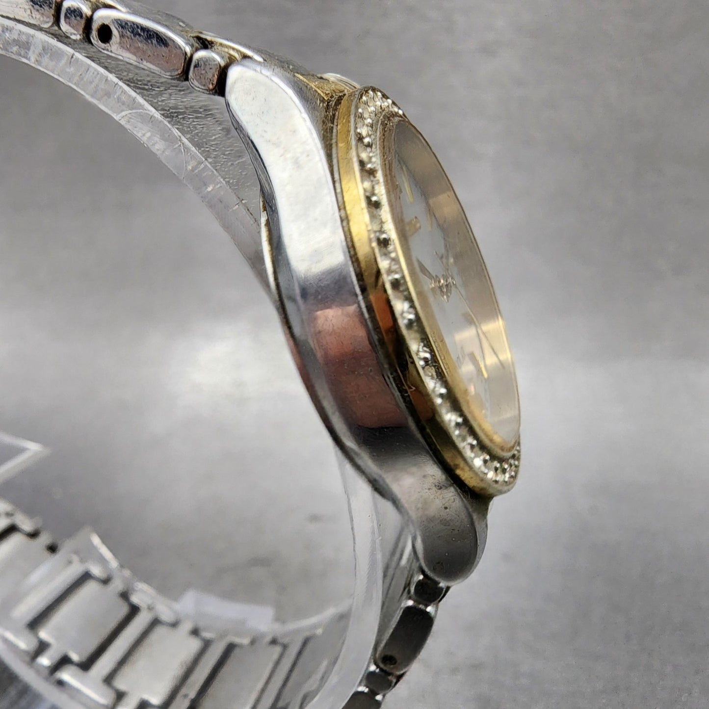 Seiko Solar Watch Women 28mm MOP Dial Two tone Date Round V1370AA0 Runs3