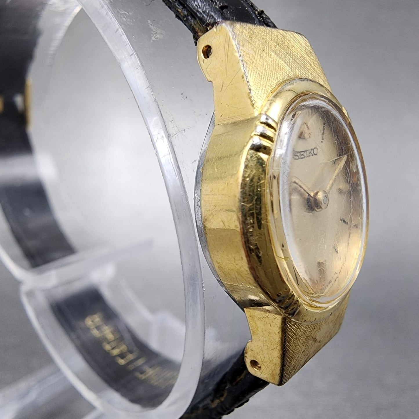 VTG Seiko Watch Women 17mm Gold Dial Gold Tone Oval Manual Wind 1100-5549 READ!!