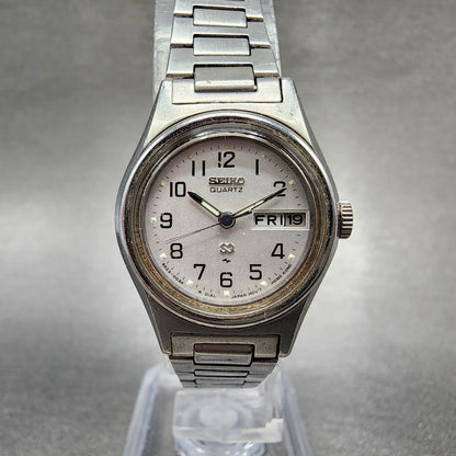 Seiko SQ Watch Women 23mm Silver Dial Silver Tone Daydate Round 85230039 NewBat0