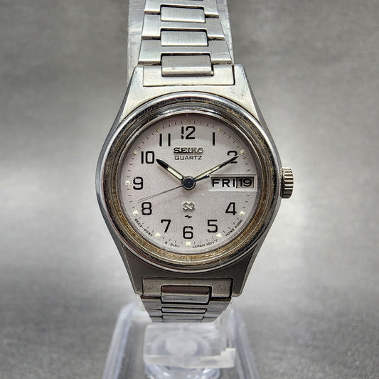 Seiko SQ Watch Women 23mm Silver Dial Silver Tone Daydate Round 85230039 NewBat0
