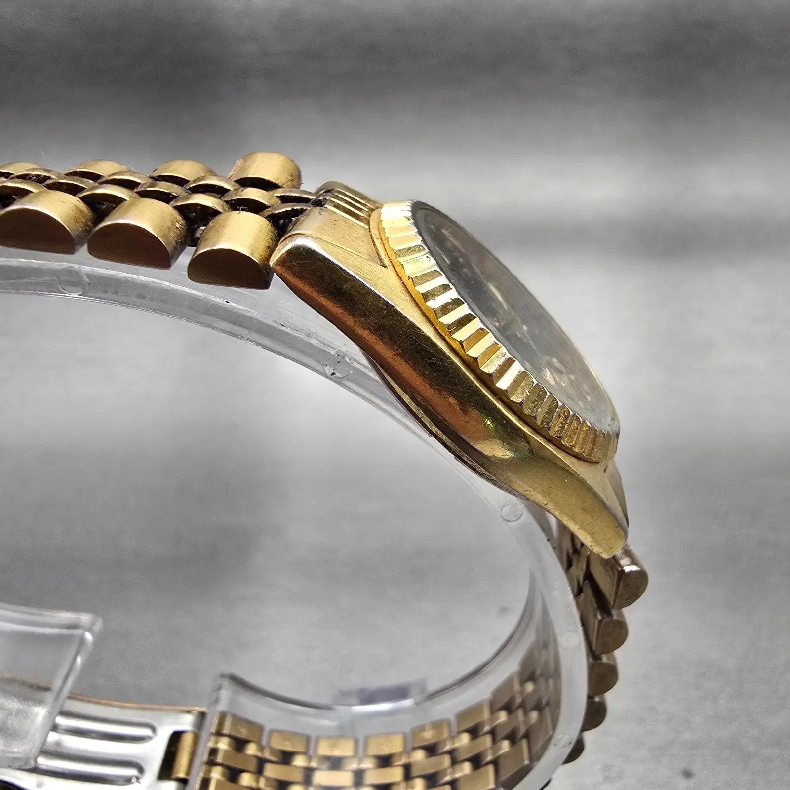 Seiko Watch Women 23mm Black Dial Gold Tone Daydate Round 3Y03-0169 New Battery3