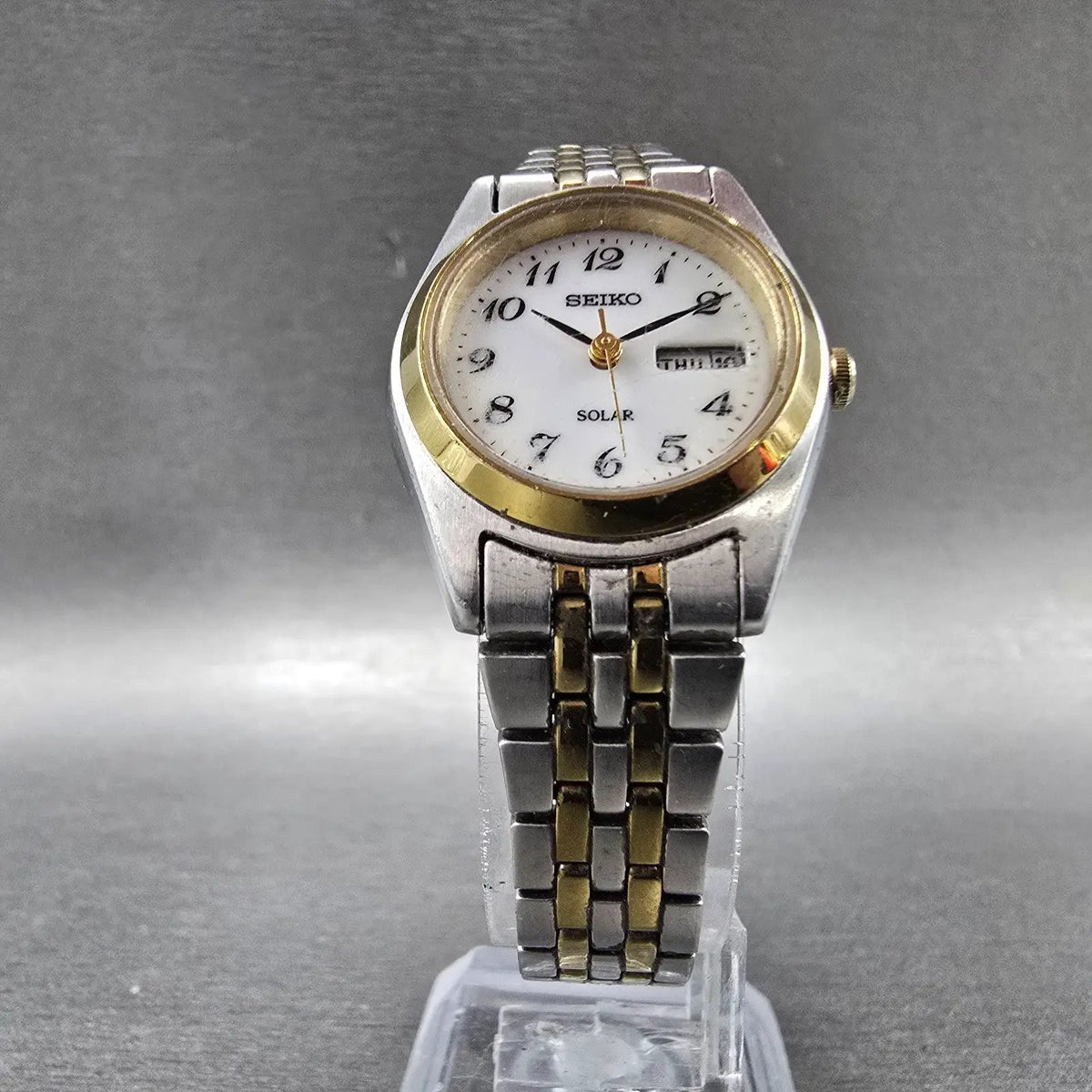 Seiko Solar Watch Women 26mm White Dial Two Tone Daydate Round V138-0AA0 Runs JP5