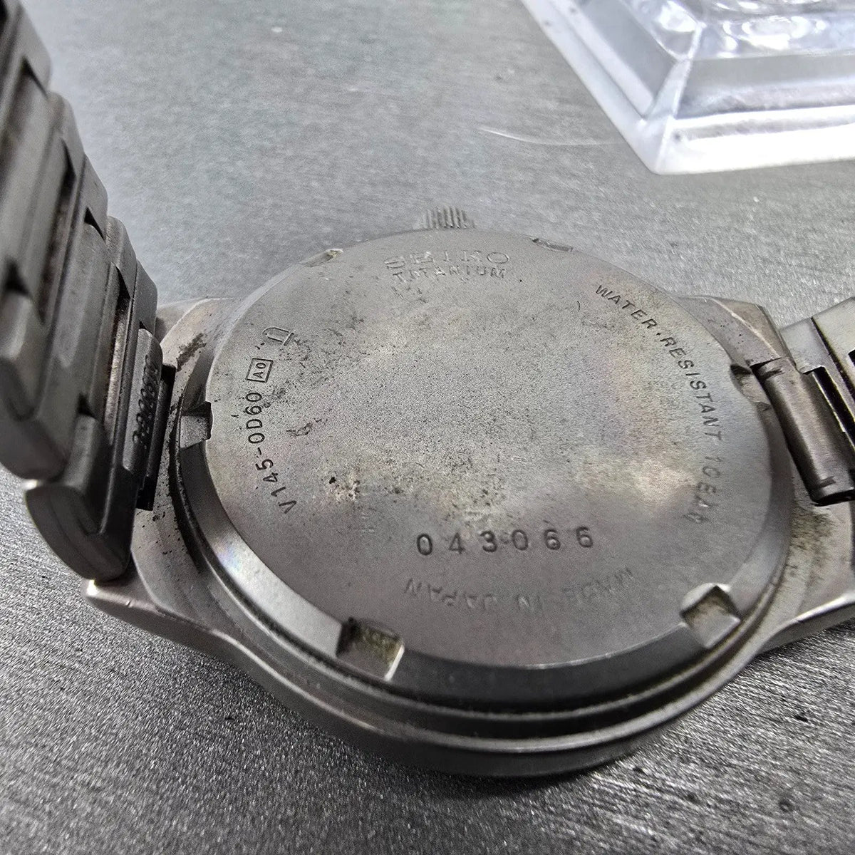 Seiko Solar Watch Men 35mm Gray Dial Titanium Date Round V145-0D60 Runs JDM9
