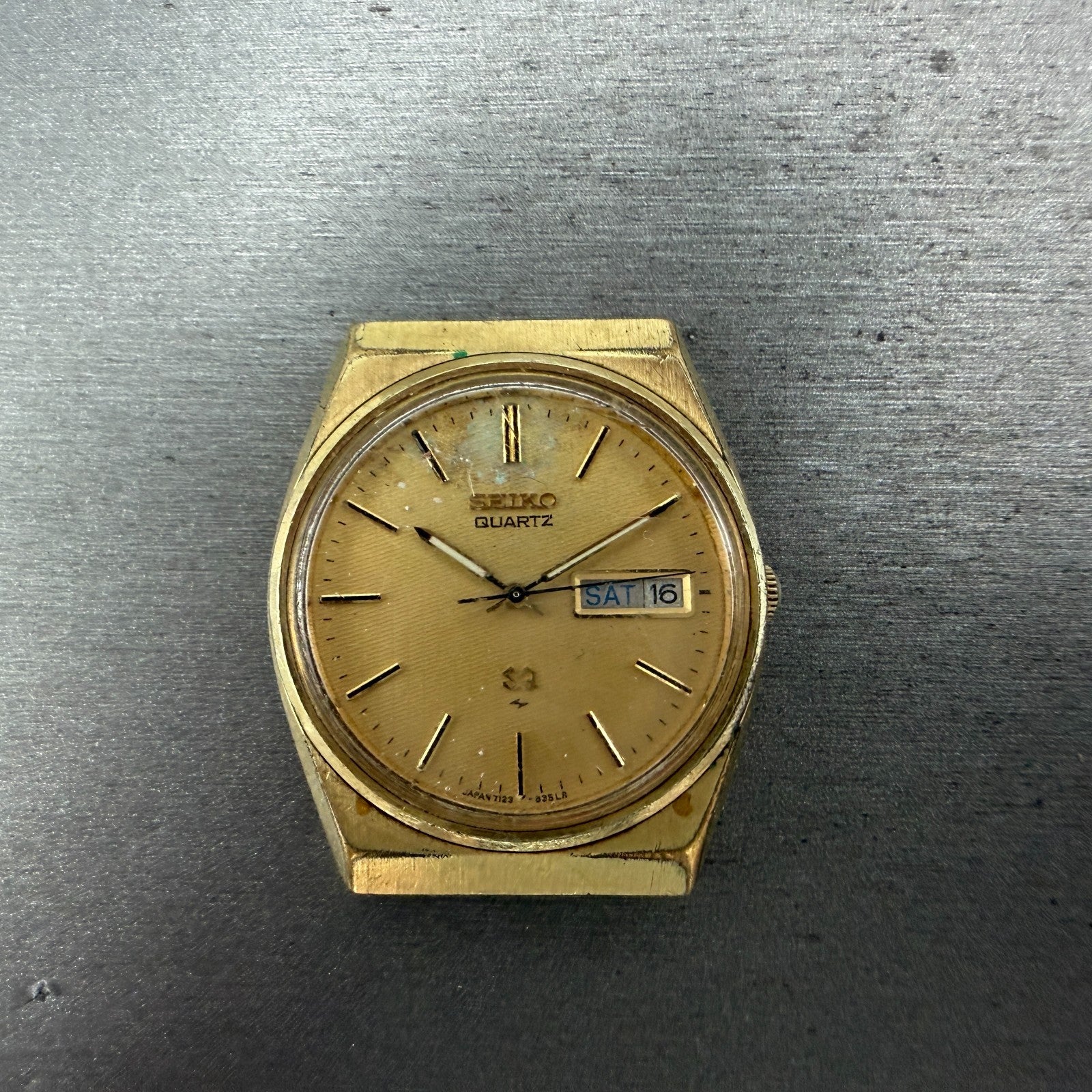 Seiko SQ Watch Men 34mm Champagne Dial Gold Tone Daydate Round 7123-8310 PARTS0